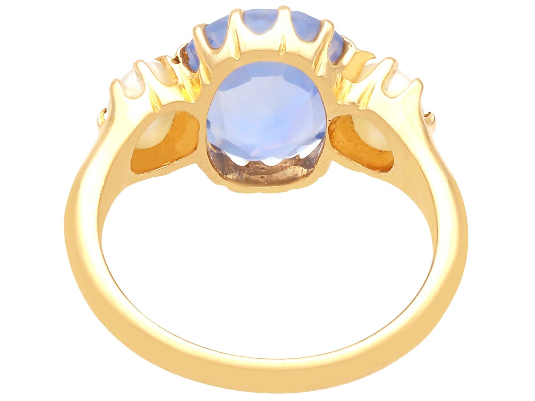 Anello antico a trilogia in oro giallo 18 carati con zaffiro di Ceylon e perla naturale da 3,80 carati in vendita 2