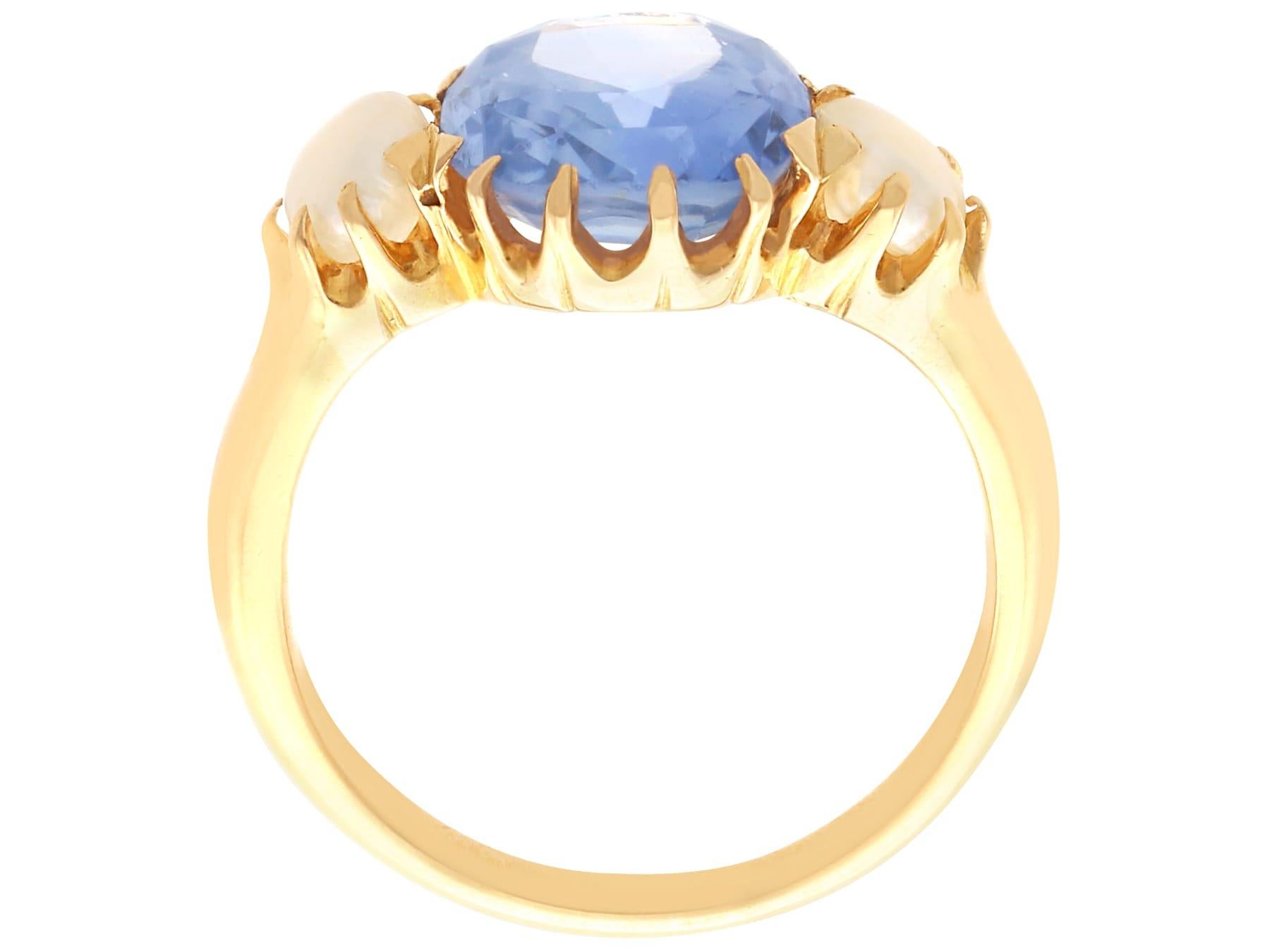 Anello antico a trilogia in oro giallo 18 carati con zaffiro di Ceylon e perla naturale da 3,80 carati in vendita 3
