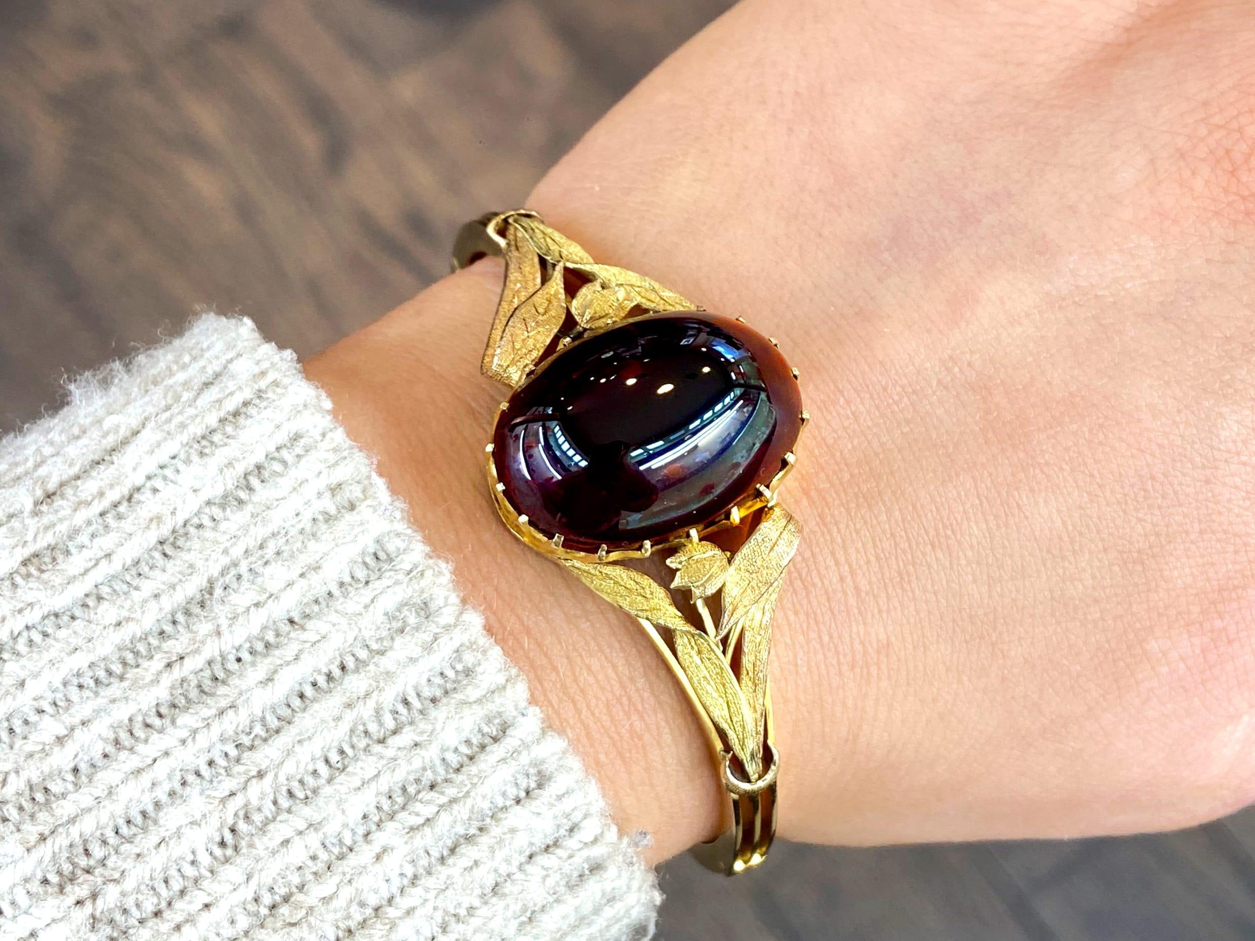 Cabochon Antique 38.50Ct Garnet and 18k Yellow Gold Bangle Circa 1880 For Sale
