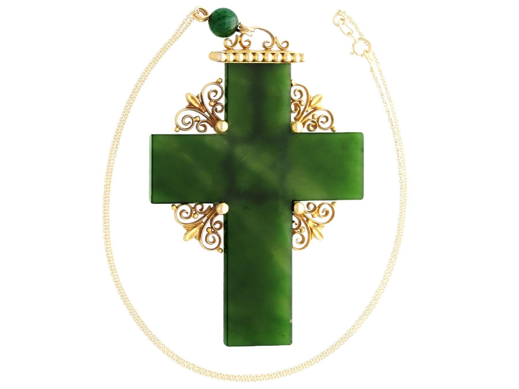 Victorien Pendentif croix antique en or jaune et néphrite de 39,32 carats en vente