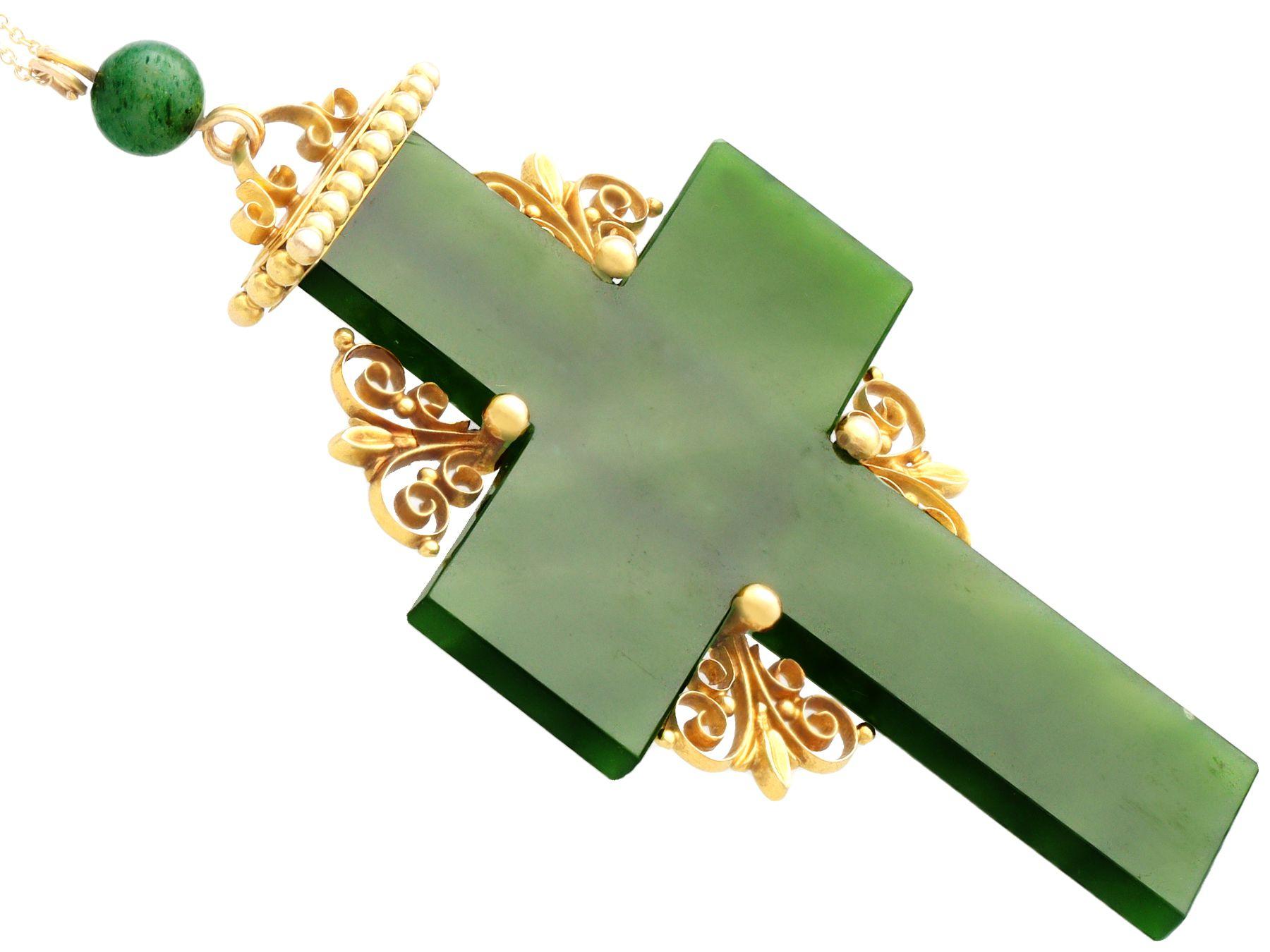 Perle Pendentif croix antique en or jaune et néphrite de 39,32 carats en vente