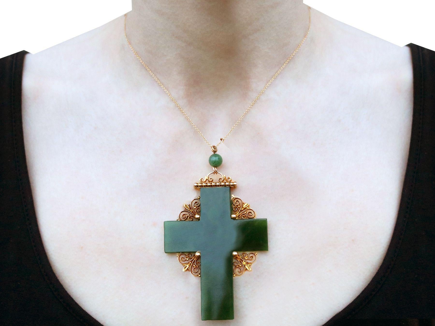 Pendentif croix antique en or jaune et néphrite de 39,32 carats en vente 1