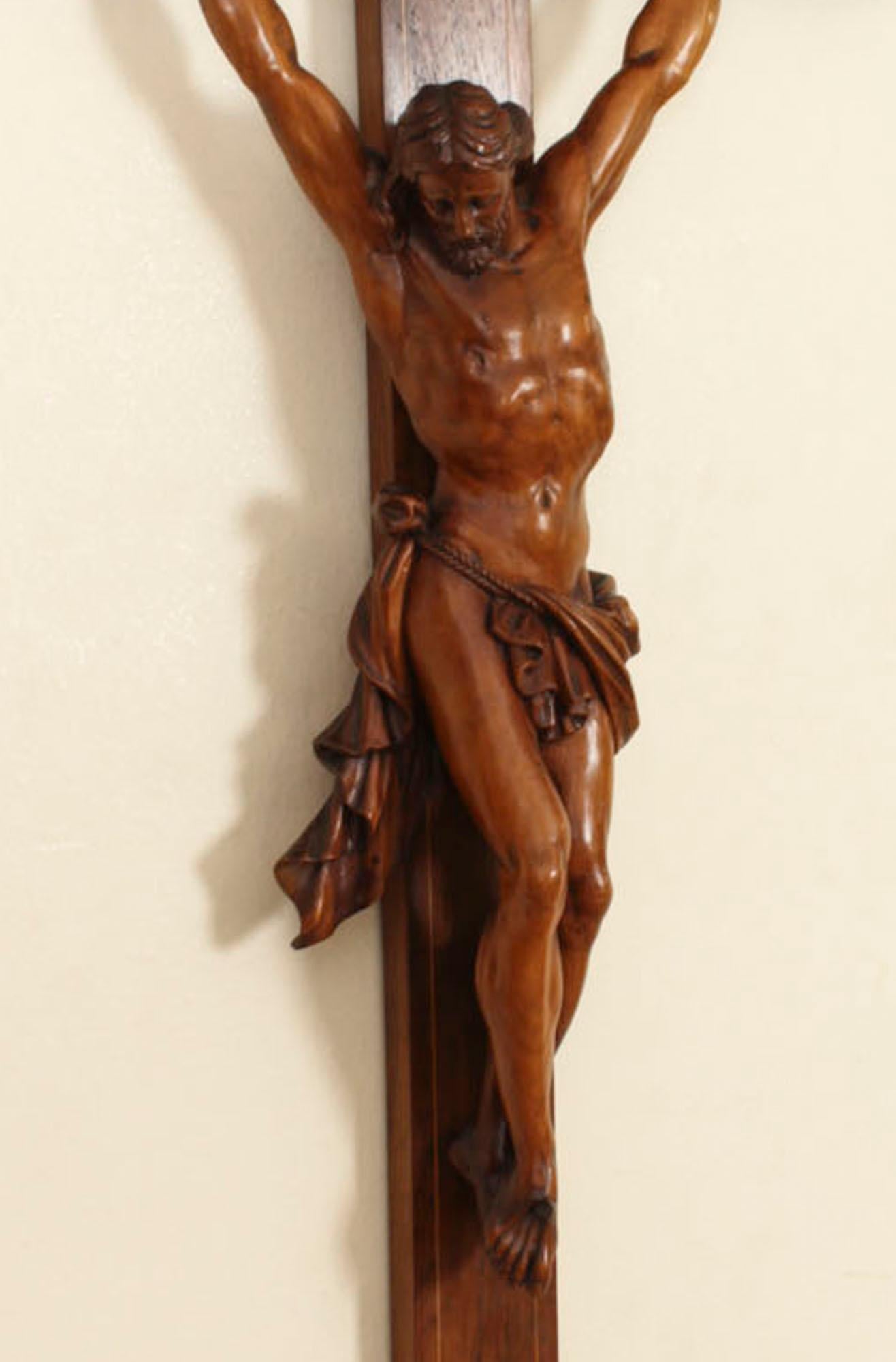 Antikes 3 Fuß französisches patiniertes Corpus Christi-Altarkreuz aus Nussbaumholz, 19. Jahrhundert (Französisch) im Angebot