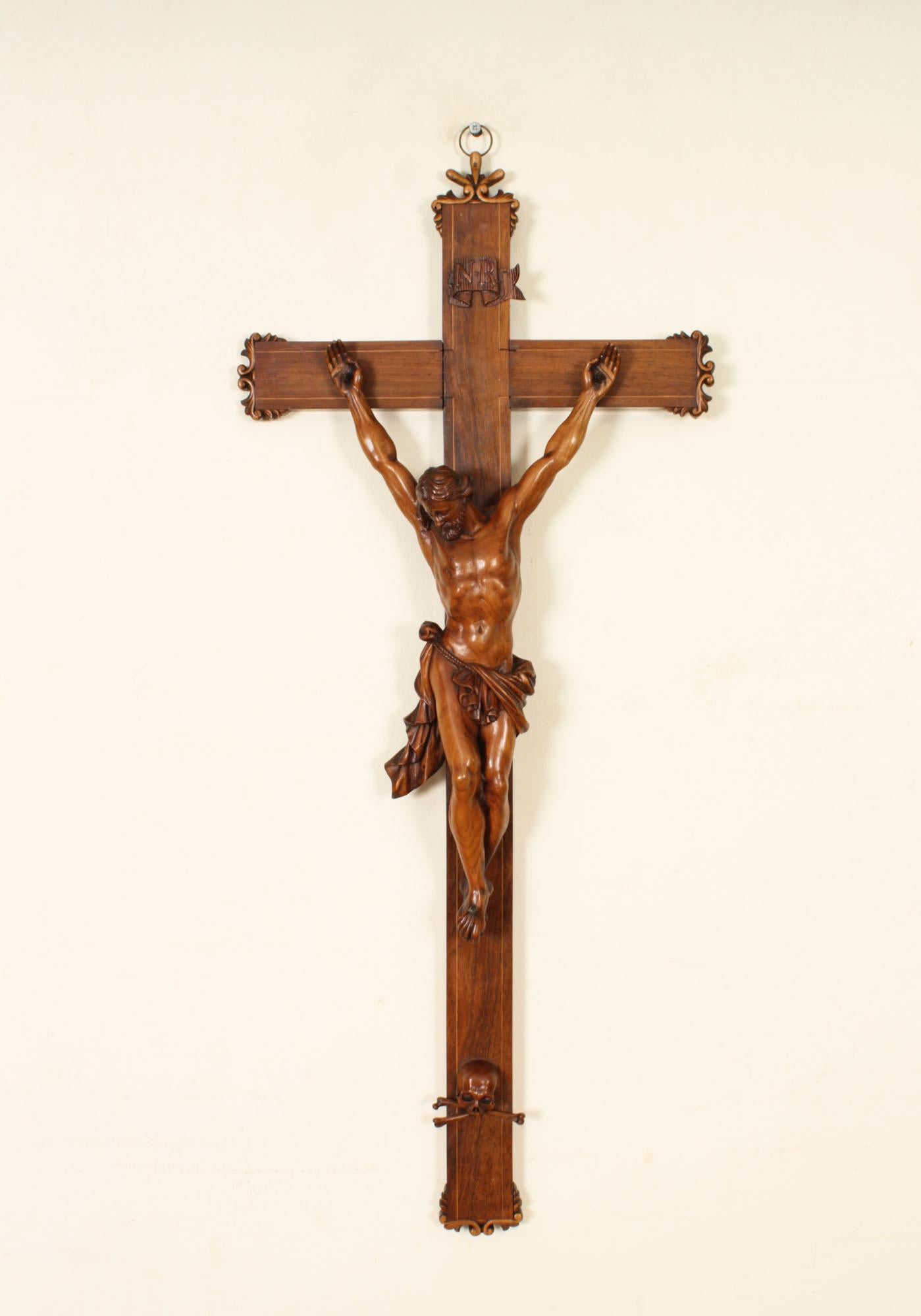 Antikes 3 Fuß französisches patiniertes Corpus Christi-Altarkreuz aus Nussbaumholz, 19. Jahrhundert im Angebot 1