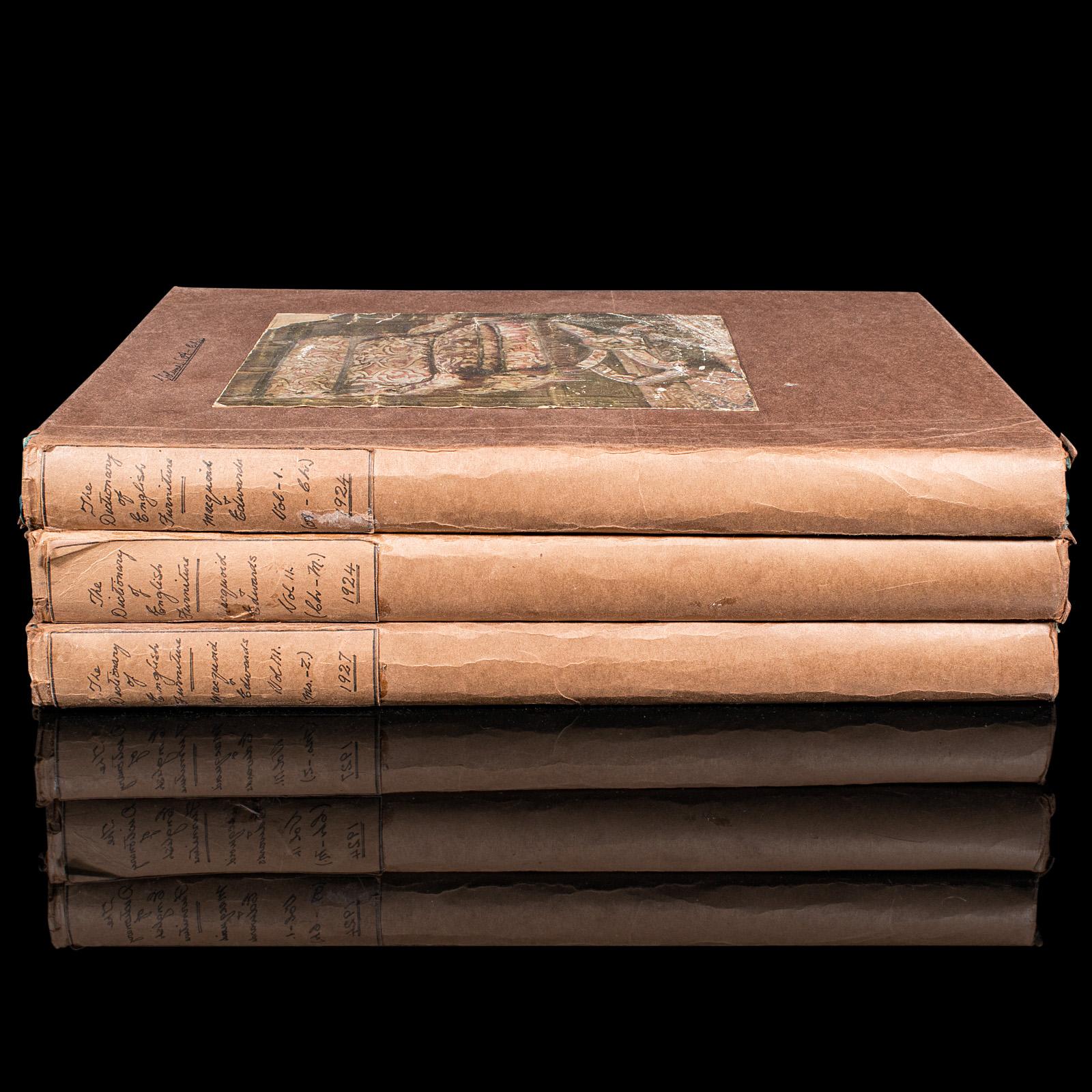 
Se trata de un antiguo juego de 3 volúmenes - El Diccionario del Mobiliario Inglés de Percy Macquoid y Ralph Edwards. Guía de referencia inglesa encuadernada de antigüedades de la A a la Z, de principios del siglo XX, publicada en 1924 y 1927