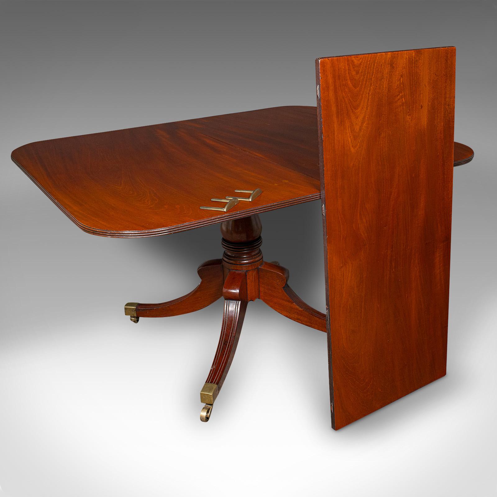 This is an antique 4-6 seat extending dining table. An English, mahogany country house centre table, dating to the Regency period, circa 1820.

A dashing centrepiece dining table, with comfortable dining for 4-6 with extension
Displays a desirable