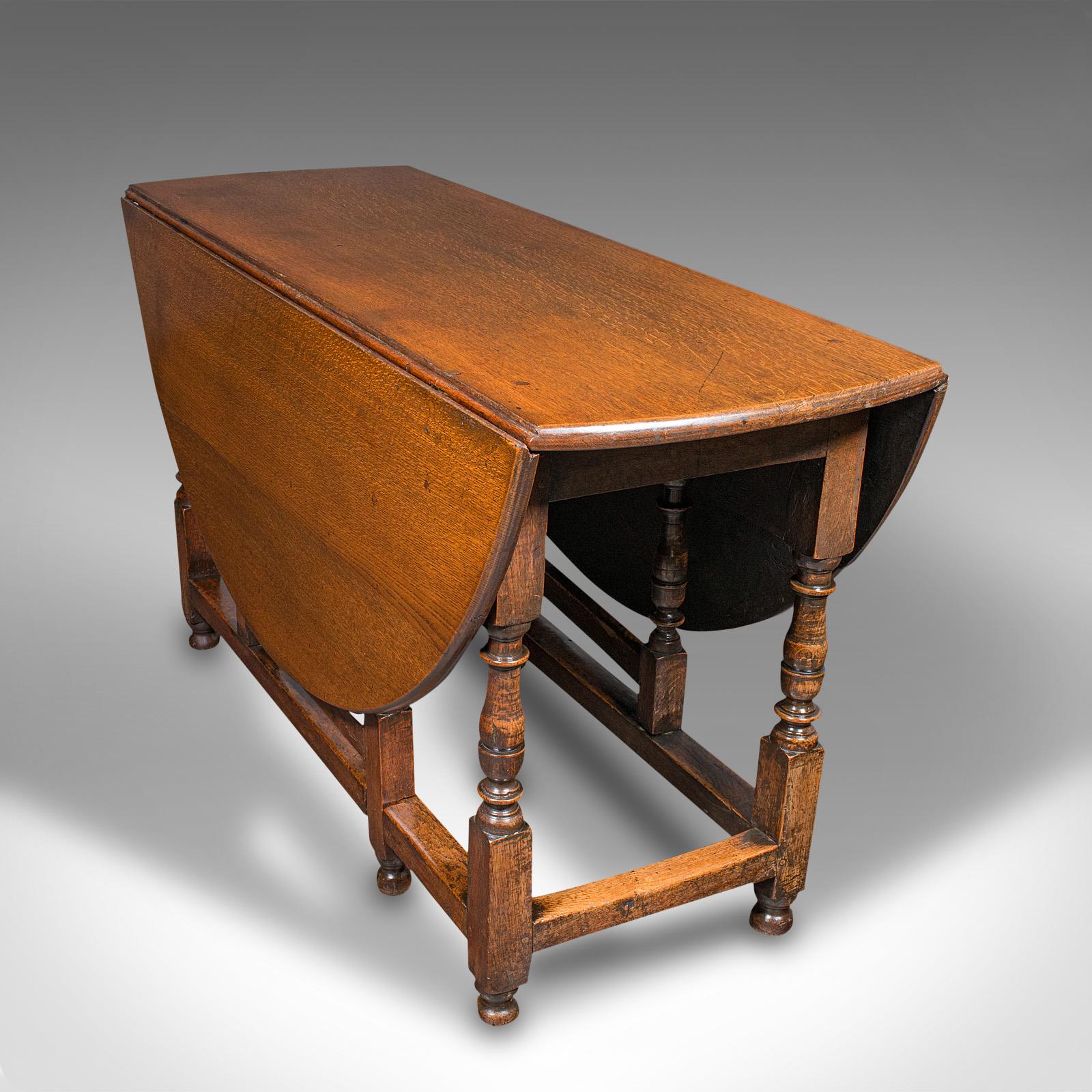 This is an antique 4-6 seat gate leg table. An English, oak oval extending farmhouse table, dating to the early Georgian period, circa 1750.

Of superb classic farmhouse appeal and beautifully figured
Displays a desirable aged patina and in good