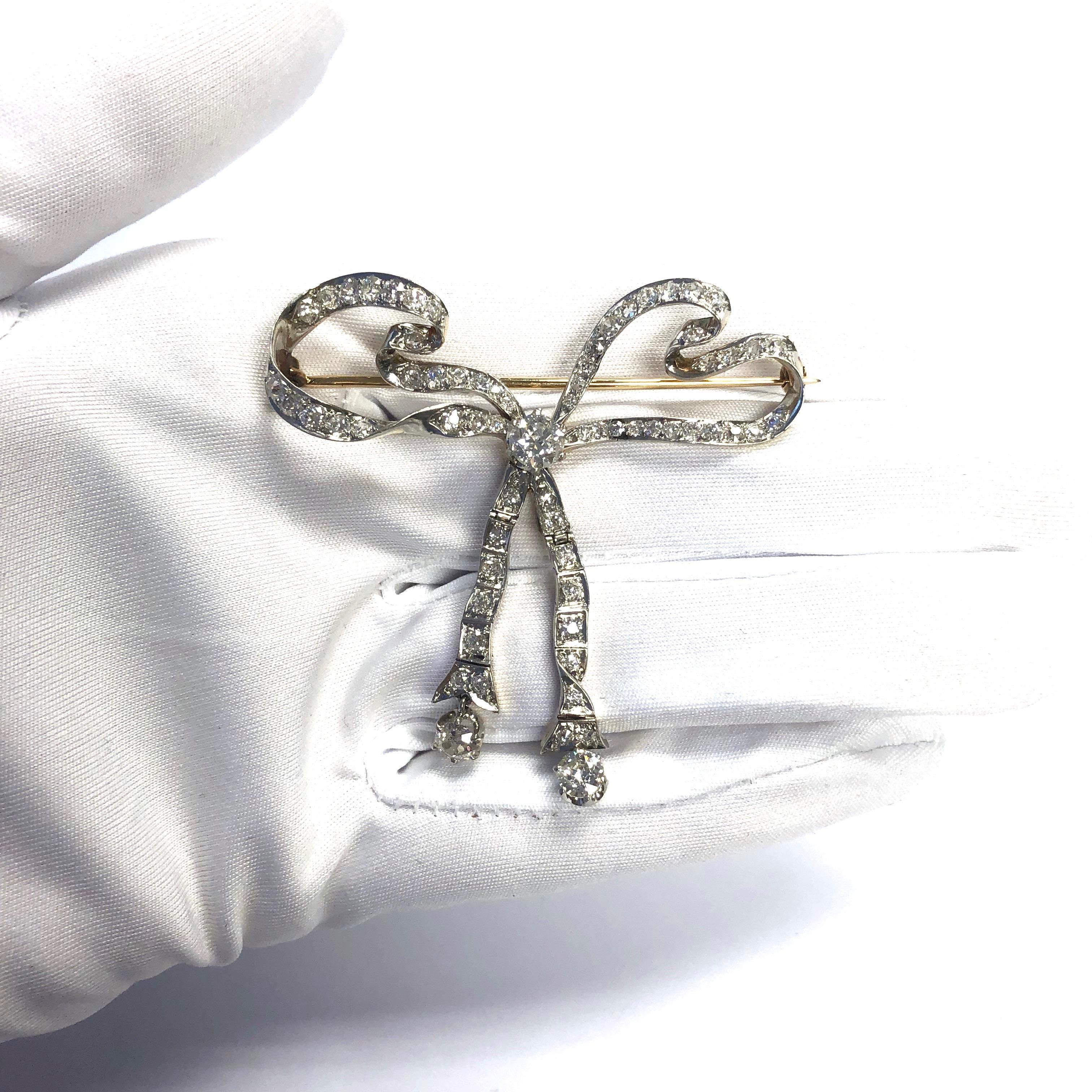 Antique 4 Carat of Diamonds Platinum Gold Articulating Bow Pin In Good Condition For Sale In Agoura Hills, CA