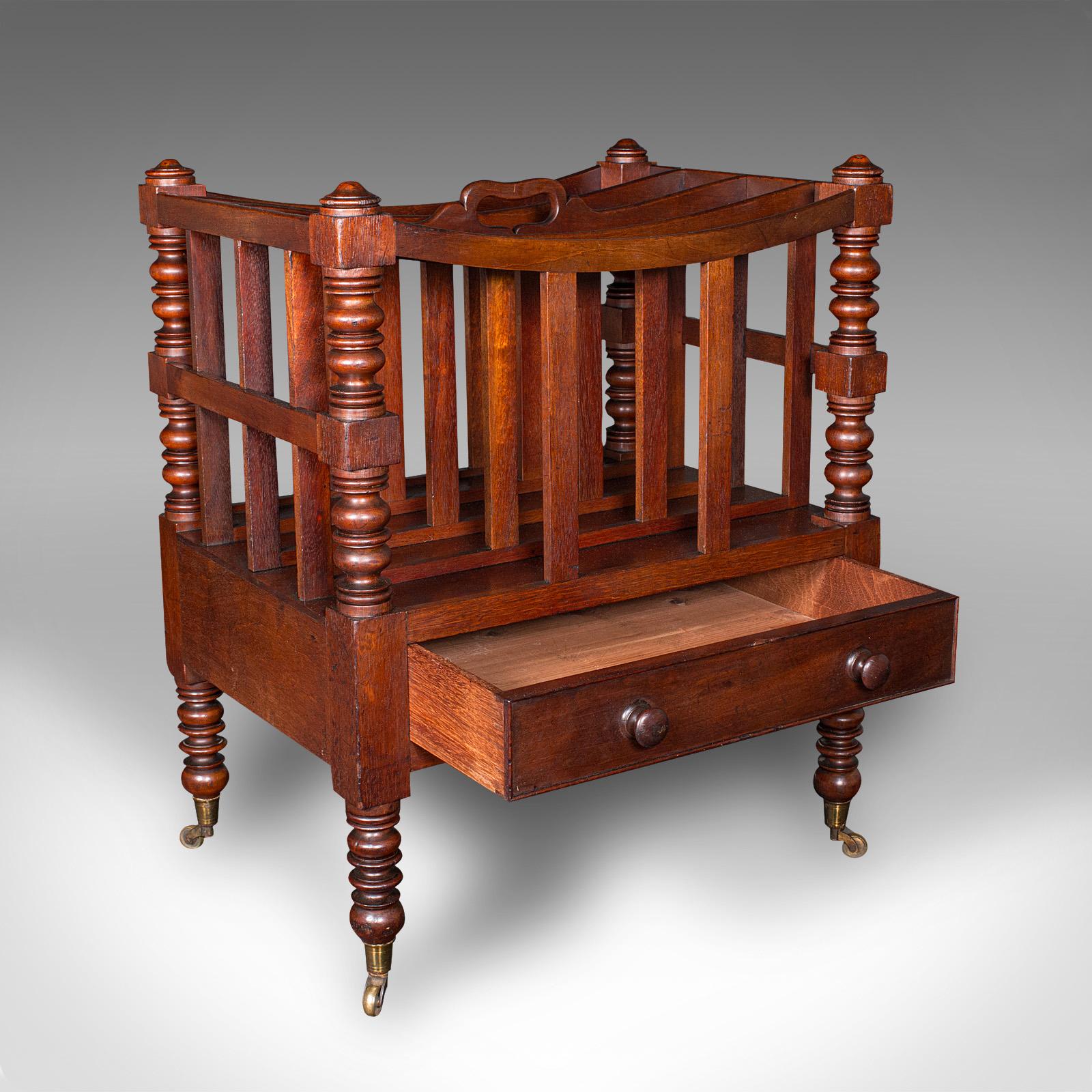 
Si tratta di un antico Canterbury a 4 divisioni. Portagiornali o portariviste inglese in mogano, risalente al periodo della Reggenza, circa 1820.

Fine artigianato georgiano, ideale per il soggiorno o il giardino d'inverno
Mostra una patina