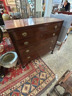 Commode ancienne à 4 tiroirs en acajou de style Sheraton