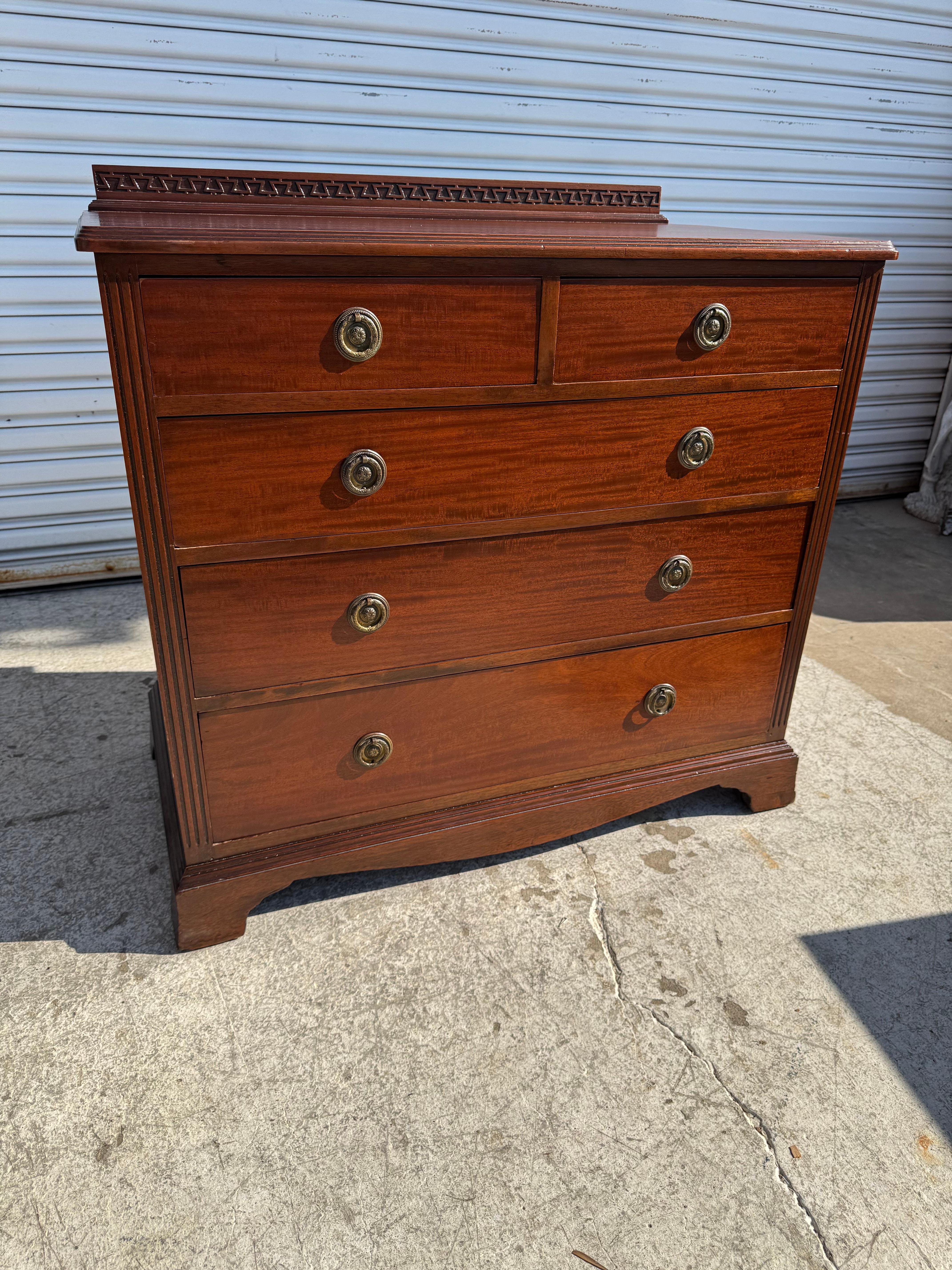 Cómoda antigua de 4 cajones de nogal en Bueno estado para la venta en Pasadena, TX