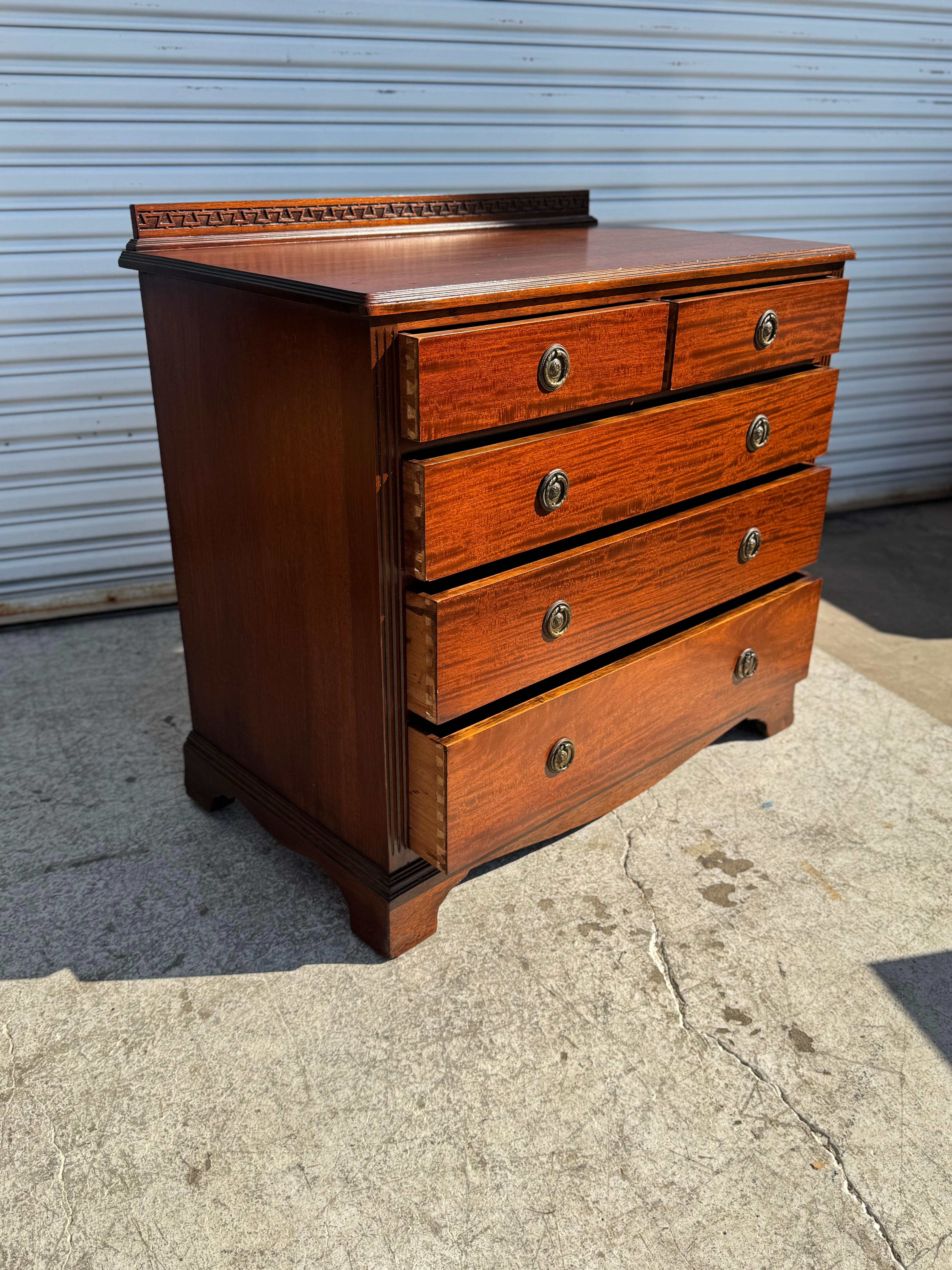 Cómoda antigua de 4 cajones de nogal siglo XX en venta