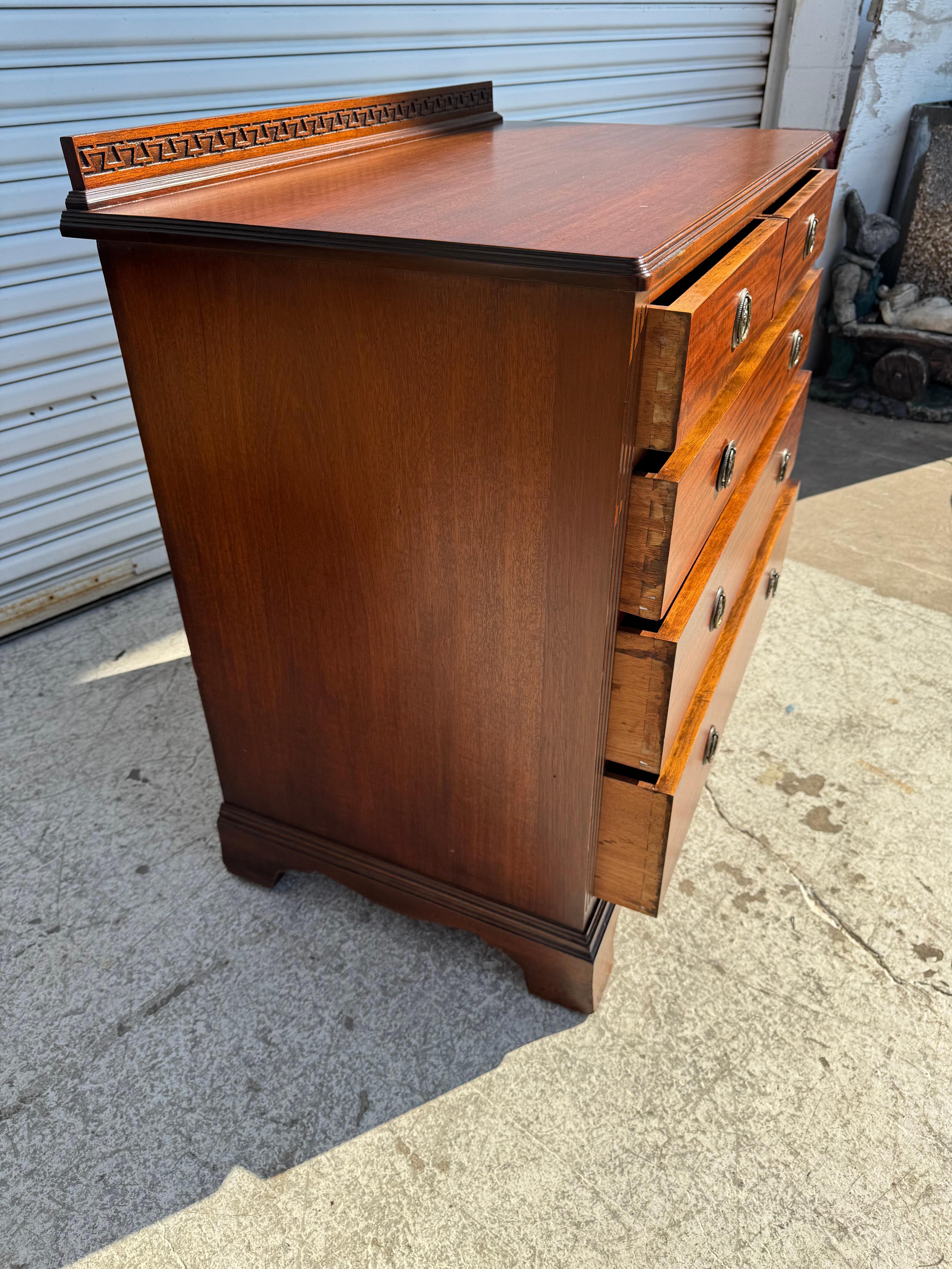 Cómoda antigua de 4 cajones de nogal Nogal en venta