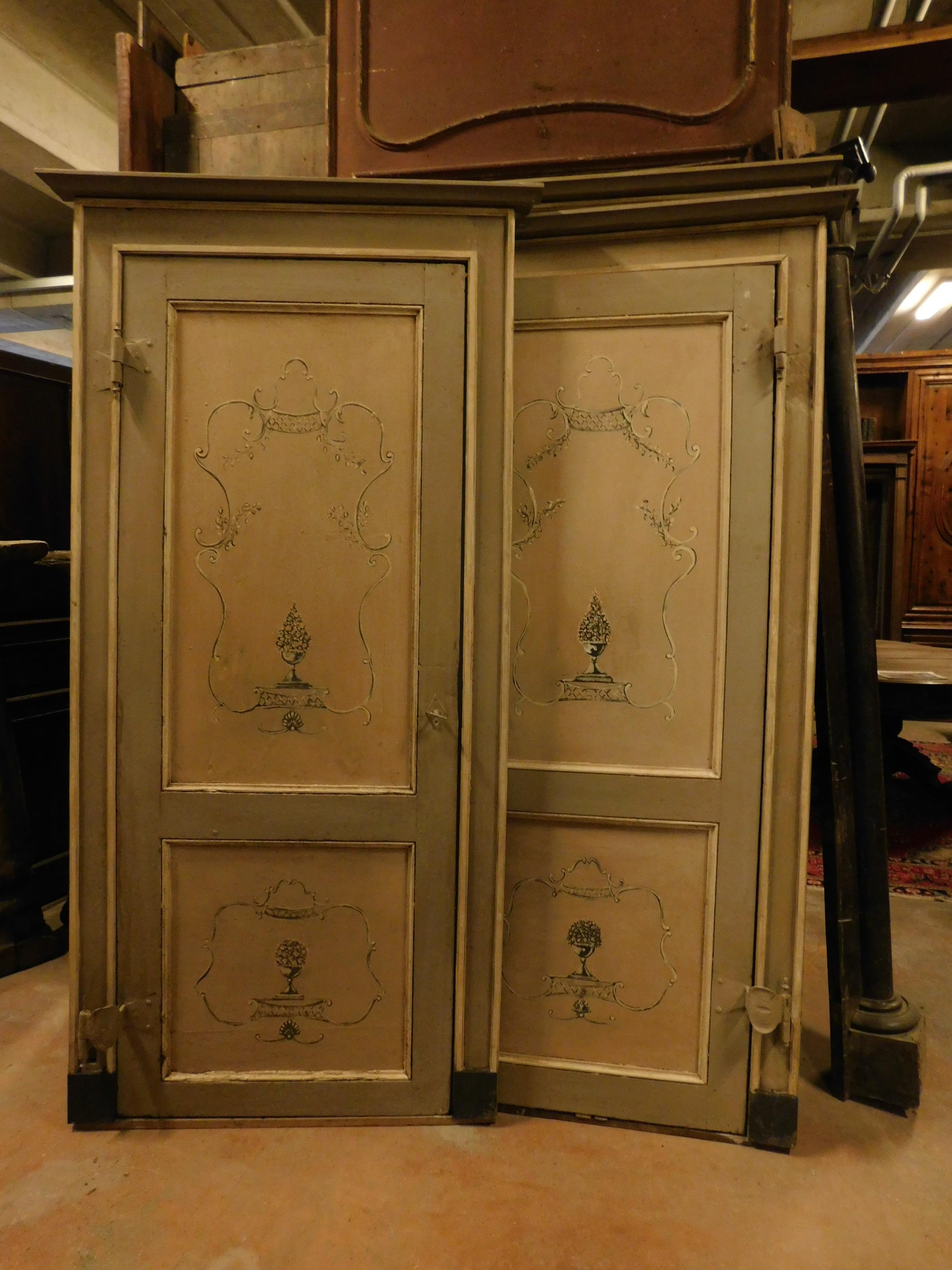 Series of 4 identical antique doors, lacquered and hand-painted in the 18th century by an Italian artist, gray beige and brown colors, very elegant and well finished, with a 
