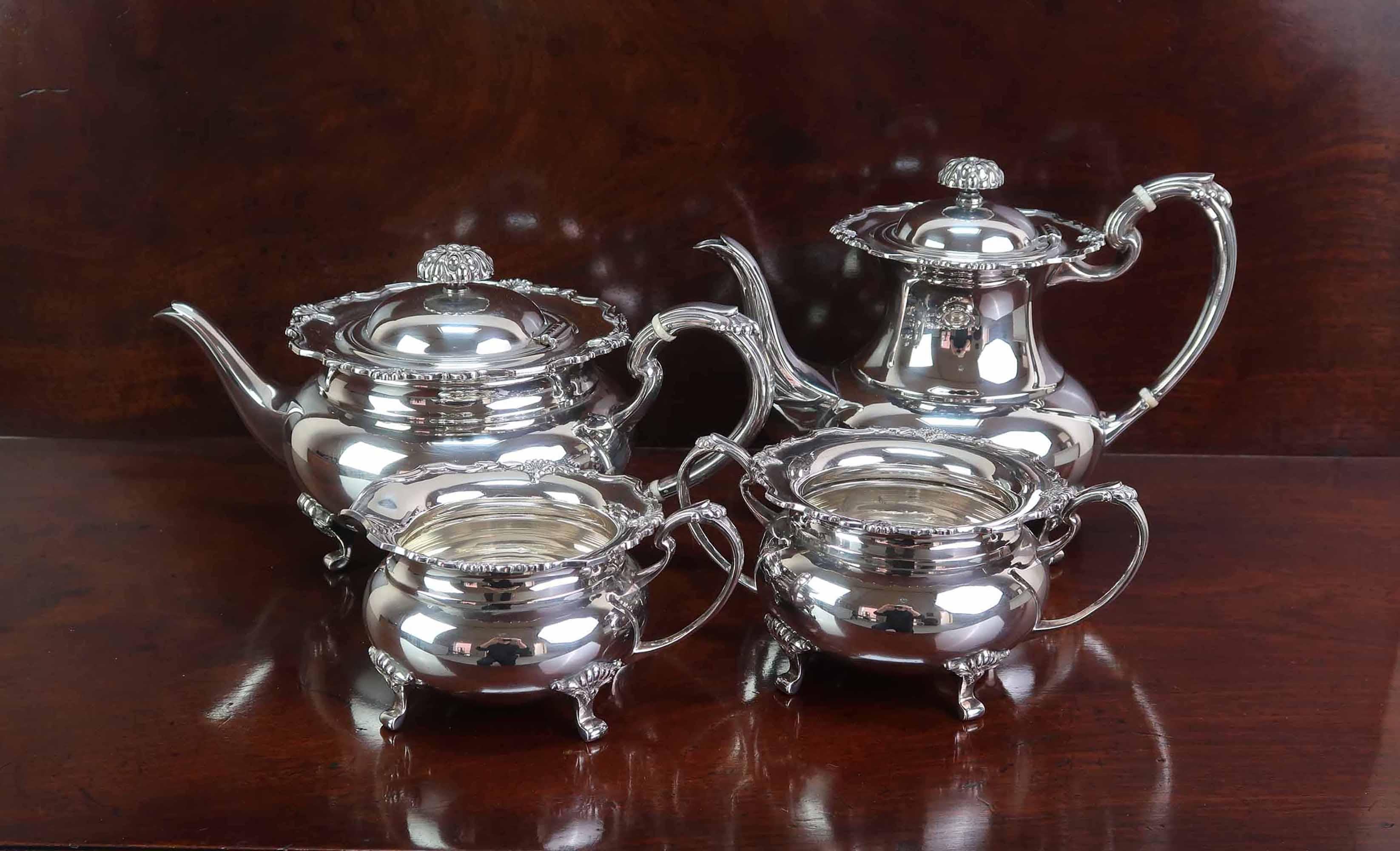 Très beau service à thé 4 pièces en métal argenté de style géorgien

Très bonne qualité

Marque de fabrique de Garrard of Regent St, London sur les 4 pièces

La plaque d'argent d'origine n'est pas frottée. 

Les mesures se rapportent à la