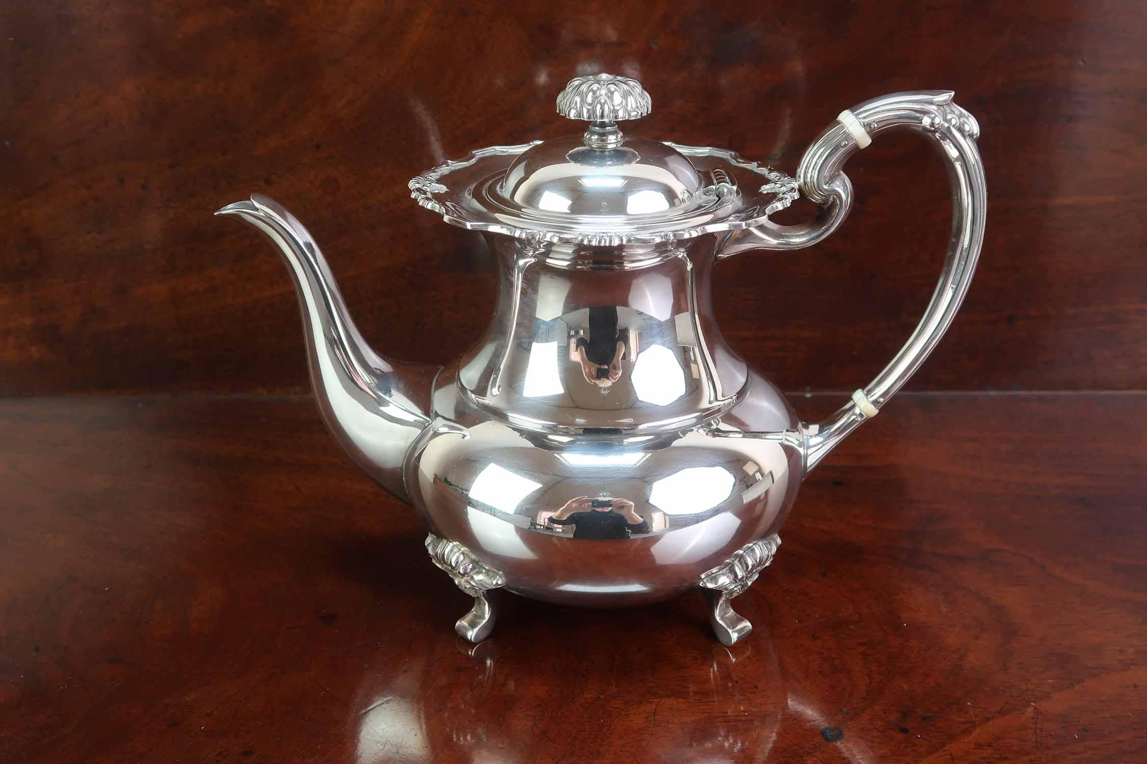 Anglais Service à thé antique 4 pièces en métal argenté par Garrard, Londres. Angleterre, A.C.C. en vente