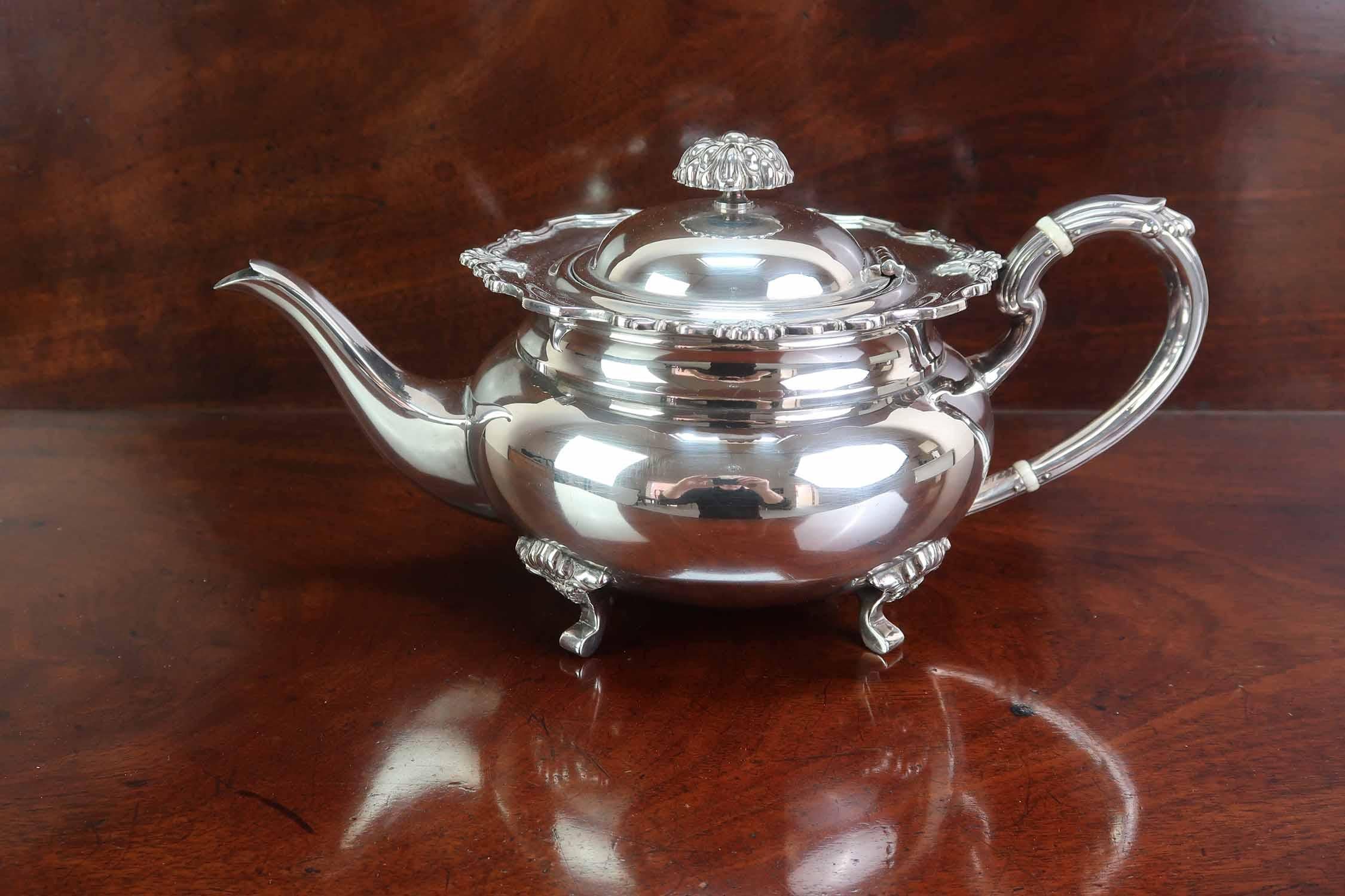 Plaqué Service à thé antique 4 pièces en métal argenté par Garrard, Londres. Angleterre, A.C.C. en vente