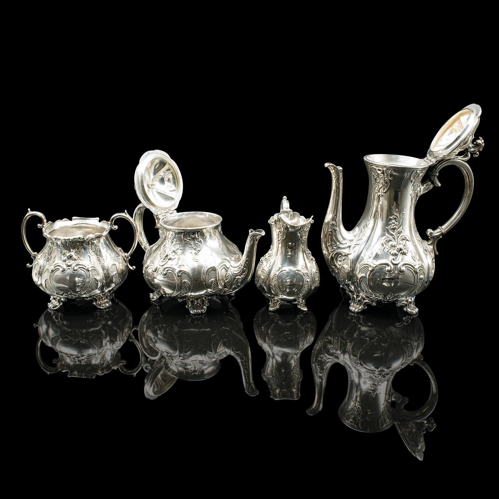 Il s'agit d'un  beau service à thé antique de quatre pièces, magnifiquement réalisé en métal argenté sur métal blanc moulé, datant de la période édouardienne, vers 1910. Cet élégant ensemble comprend une cafetière, une théière, un sucrier et un