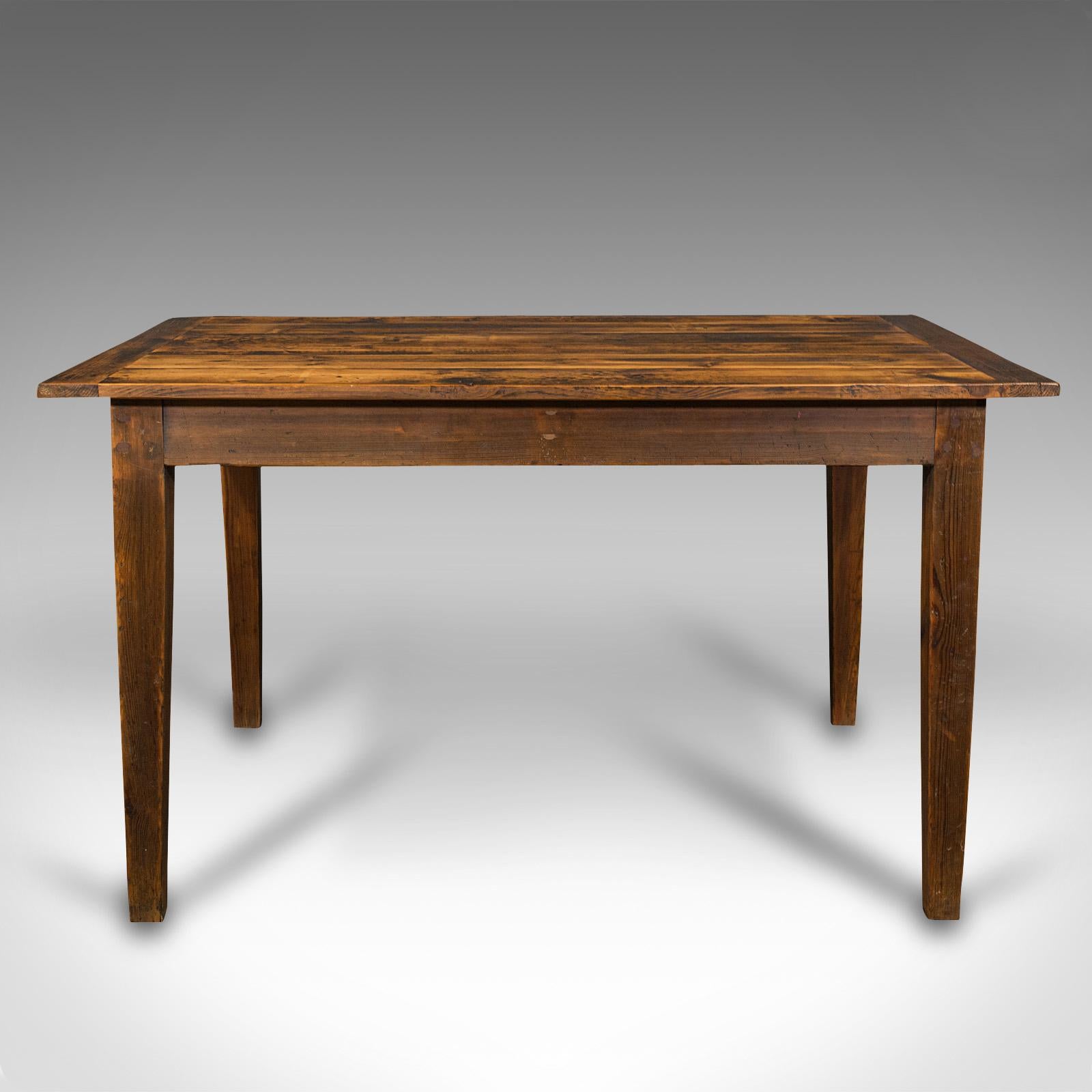 Il s'agit d'une table de cuisine ancienne à 4 places. Table de salle à manger anglaise de campagne en pin, datant de la fin de la période victorienne, vers 1900 et plus tard.

Compacte en proportions, offrant une salle à manger confortable pour