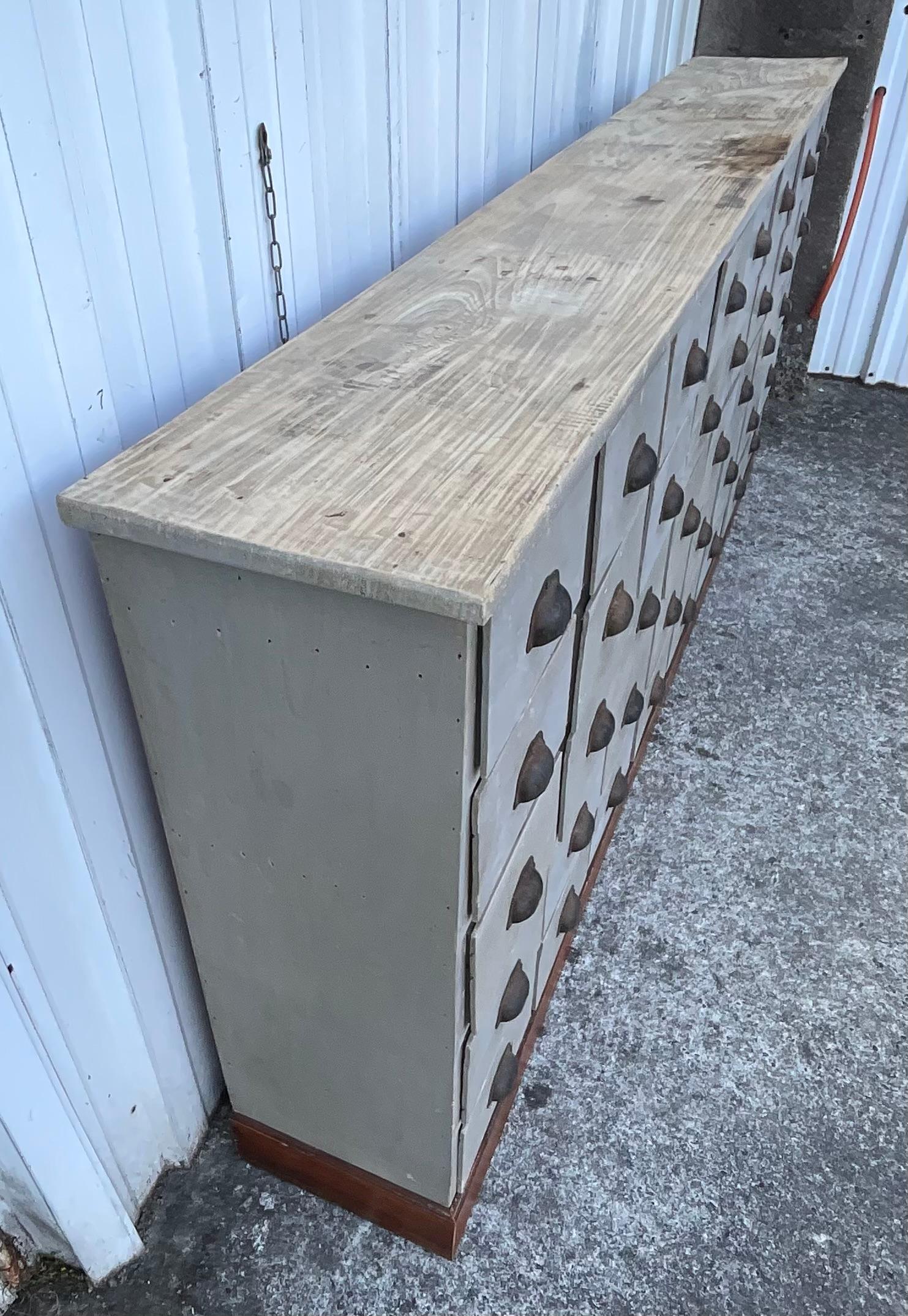 Antique 40-Drawer Apothecary Cabinet – Paris, circa 1920

Magnificent antique grainetier cabinet dating from the 1920s, originating from a former Parisian boutique.
This characterful piece, typical of old French grocery stores and workshops,