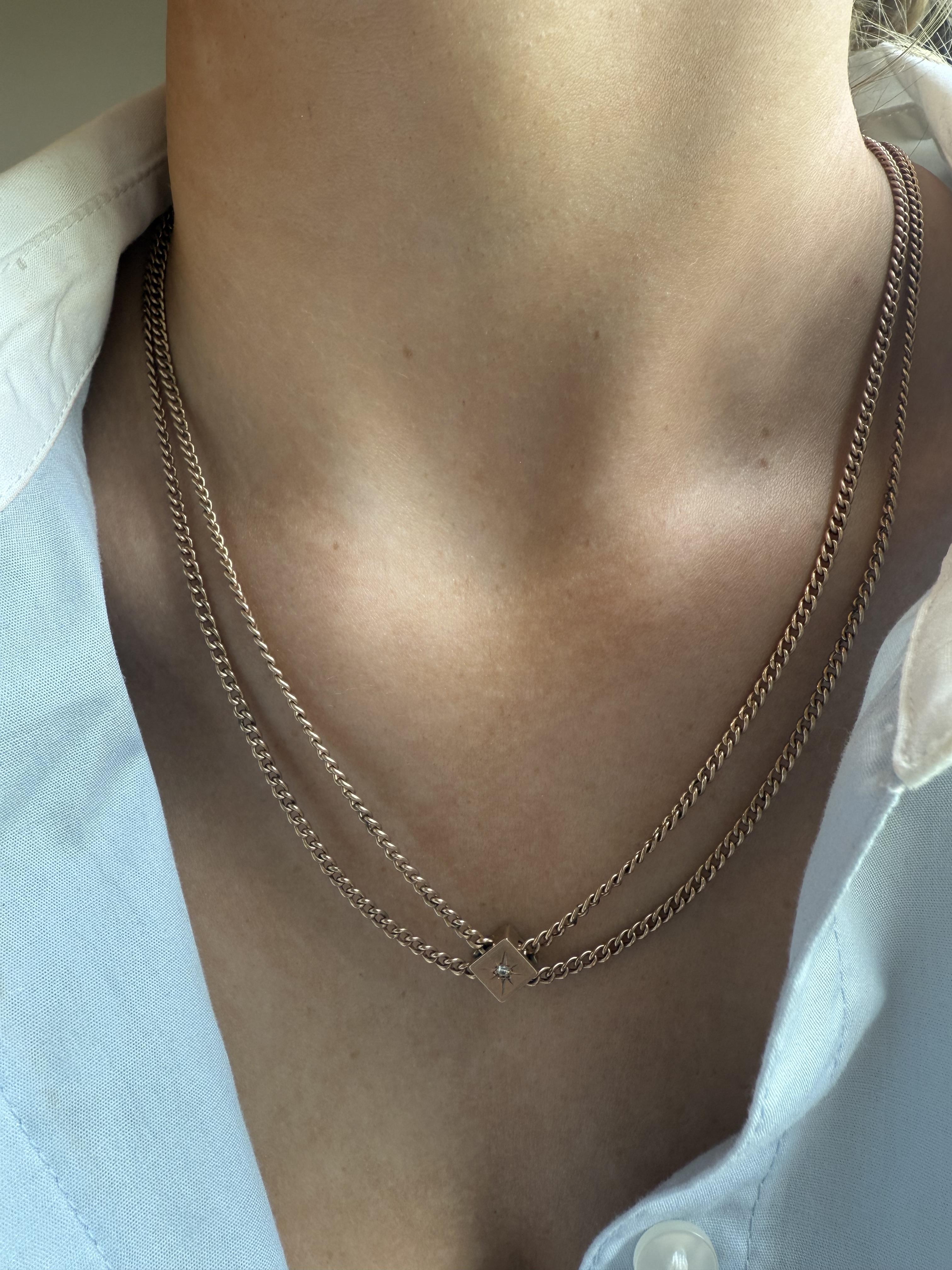 Wir lieben Vintage-Ketten!!
Diese Schönheit ist perfekt, um sie allein zu tragen oder um ein schönes Medaillon oder einen Anhänger zu tragen.

Halskette Details
MATERIAL: 10K Rose Gold
Epoche: Viktorianisch 1840 - 1900
Länge: 40 Zoll
Breite der