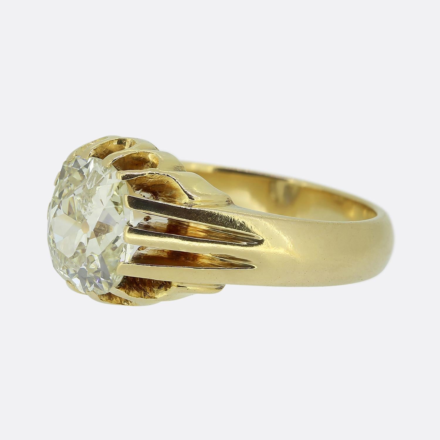 Ecco un favoloso anello con diamante a pietra singola. Questo pezzo d'antiquariato presenta un impressionante diamante antico di 4,00 carati con taglio a cuscino, incastonato al centro. Questa pietra massiccia si trova da sola e orgogliosa in