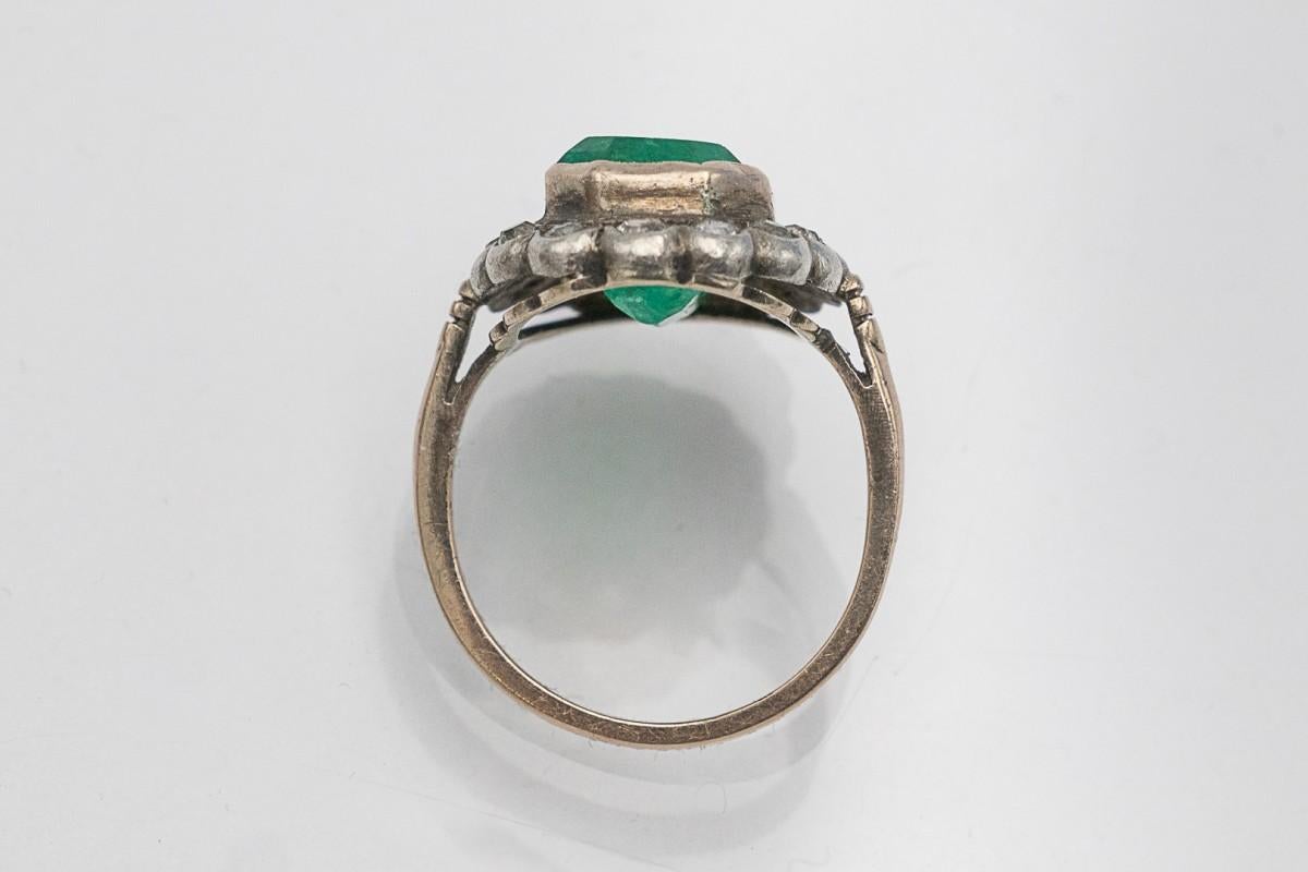 Alter Ring mit Smaragd und Diamanten, aus 14-karätigem Gelbgold (Feingehalt ca. 0,580)

Herkunft: Österreich-Ungarn, erhaltene Punze, verwendet in den Jahren 1872-1937

Der Ring ist mit einem majestätischen Smaragd von ca. 4,00 ct verziert, der 16