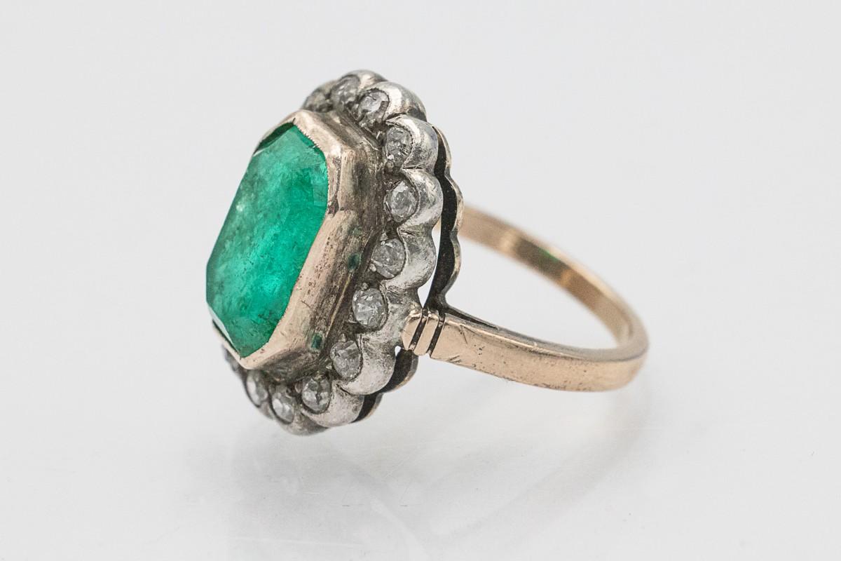Antiker 4,00ct Smaragd- und Diamantring, Österreich, um 1900. (Smaragdschliff) im Angebot