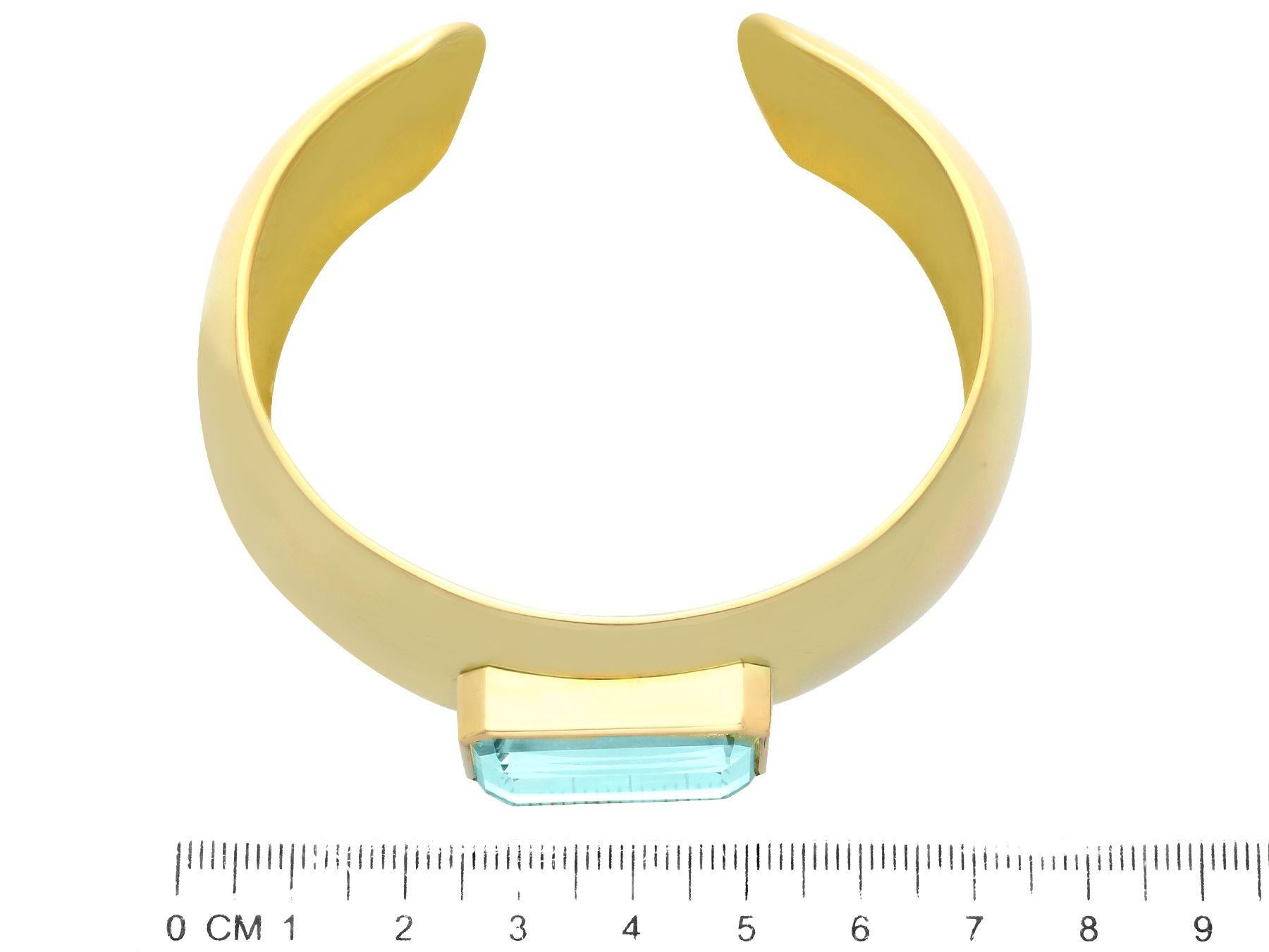 Women's or Men's Vintage 40.35Ct Aquamarine and 18k Yellow Gold Cuff Bangle Circa 1980 For Sale