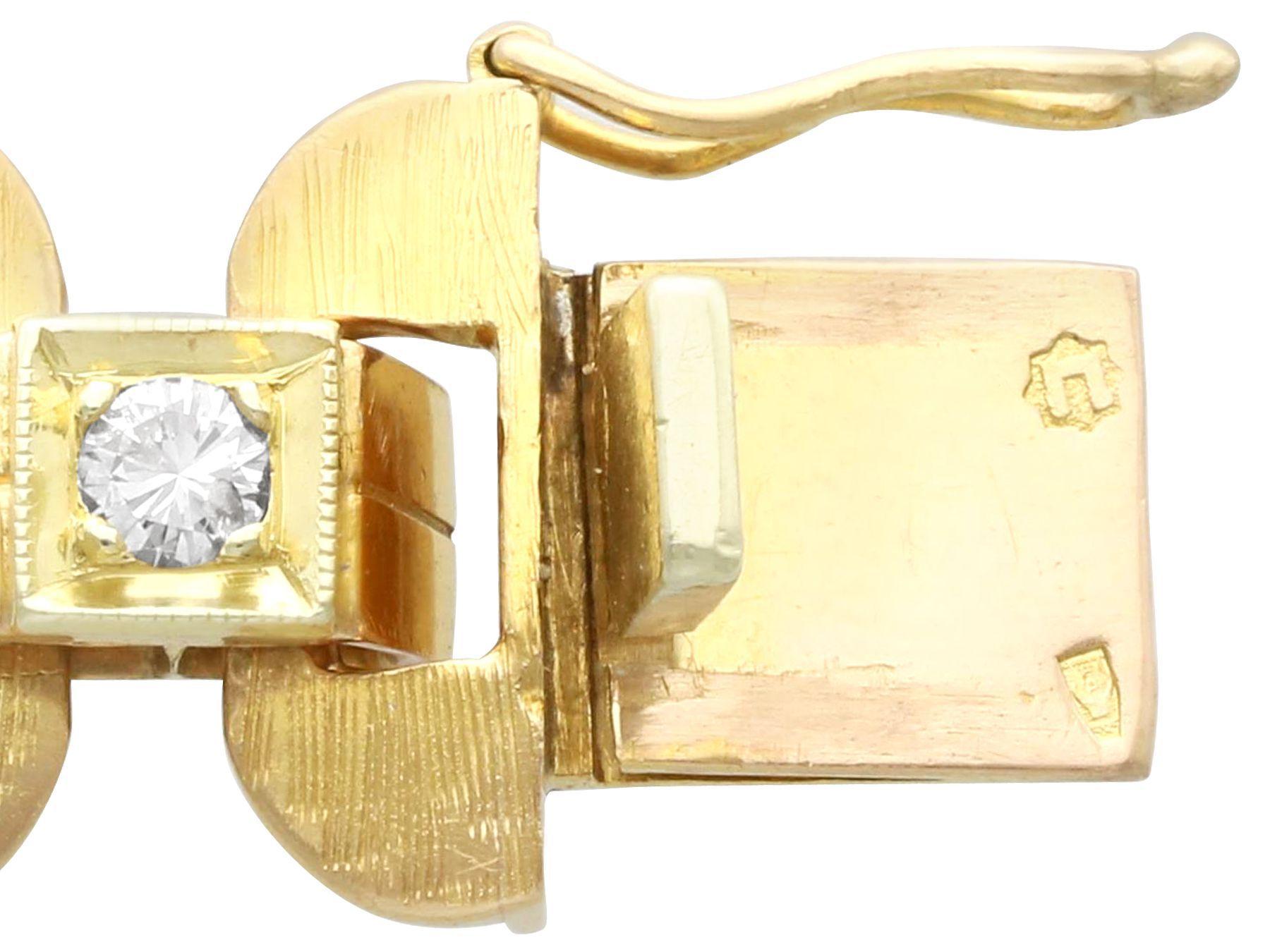 Antique 4.10 Carat Opal and 0.72 Carat Diamond Yellow Gold Bracelet For Sale 3