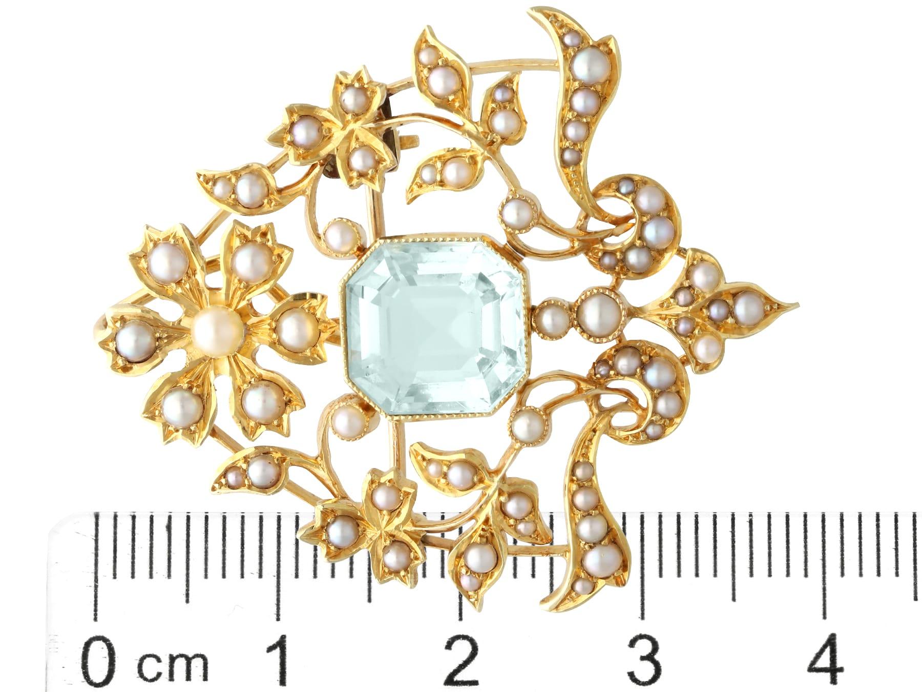 Antique 4.10Ct Aquamarine and Seed Pearl 15k Yellow Gold Pendant / Brooch  For Sale 6