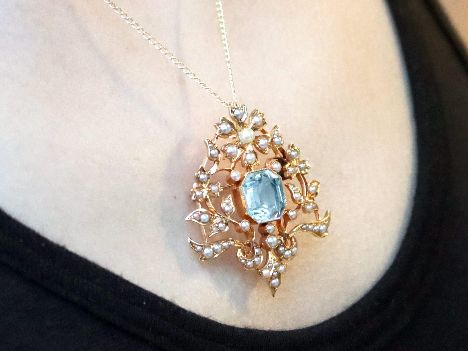 Antique 4.10Ct Aquamarine and Seed Pearl 15k Yellow Gold Pendant / Brooch For Sale 9