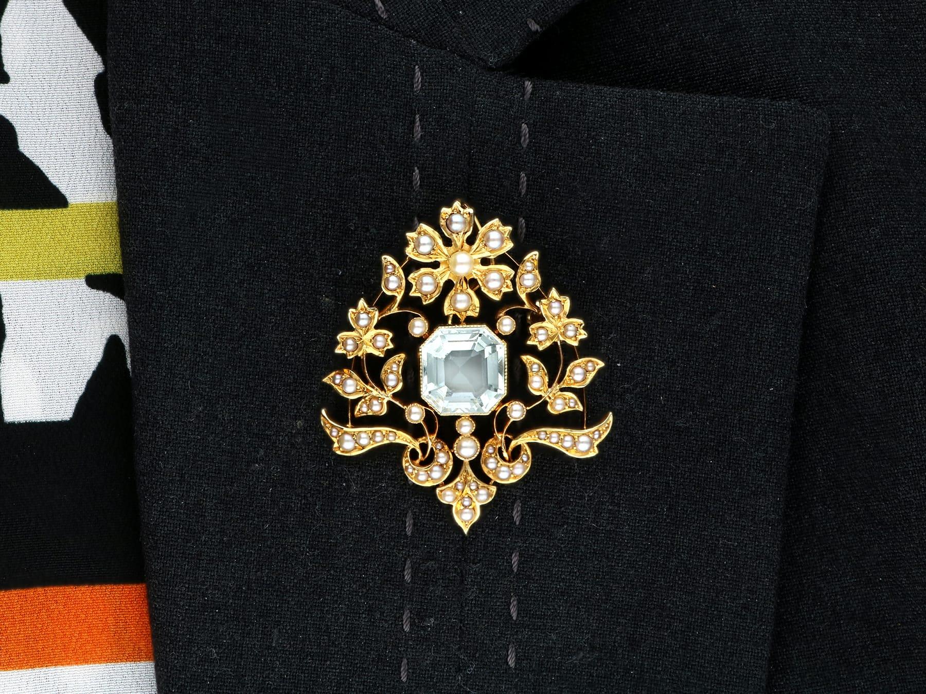 Antique 4.10Ct Aquamarine and Seed Pearl 15k Yellow Gold Pendant / Brooch For Sale 10