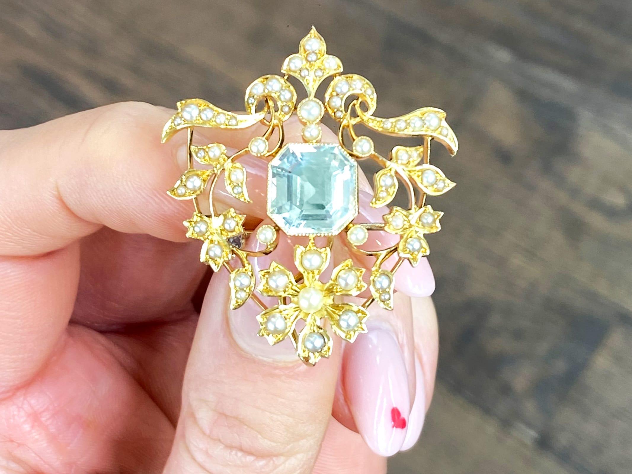 A stunning, fine and impressive antique 4.10 carat aquamarine and seed pearl, 15 karat yellow gold pendant / brooch; part of our diverse Victorian jewelry collections.

This stunning, fine and impressive antique Victorian brooch/pendant has been