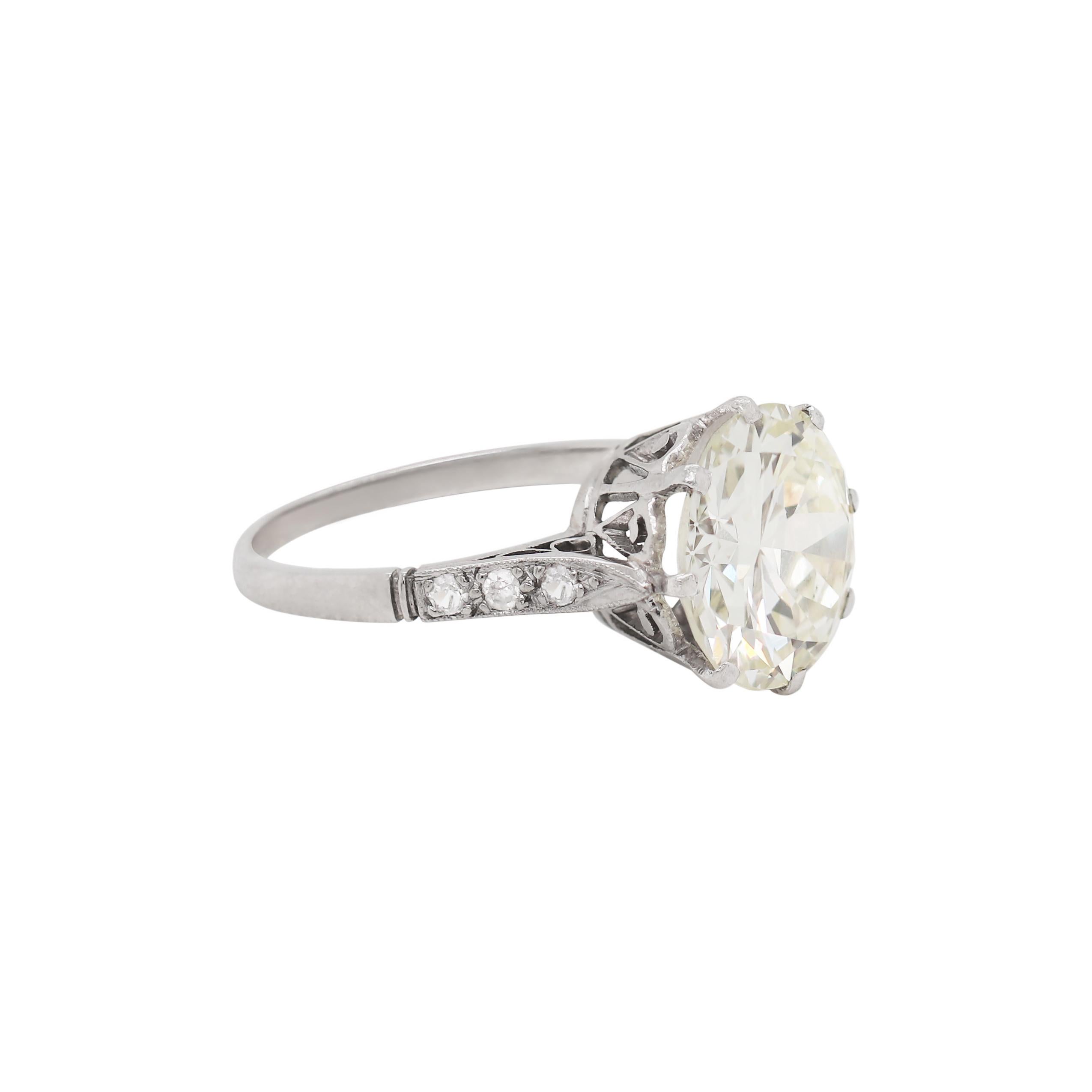 Exquisiter originaler antiker Verlobungsring mit einem Diamanten im Übergangsschliff mit einem Gewicht von 4,11 Karat, montiert in einer komplizierten durchbrochenen Krone mit acht Krallen. Der Ring ist dann mit drei körnig gefassten Diamanten im