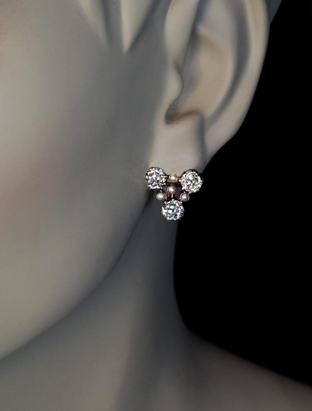 Russisch, um 1910  Die Ohrringe sind aus 14 Karat Gold und Silber gefertigt. Sie bestehen aus sechs klobigen und sehr funkelnden Diamanten im Altminenschliff (Farbe G-H-I, durchschnittliche Reinheit VS1-VS2). Die Diamanten werden von acht kleinen