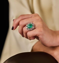 Anillo antiguo con una esmeralda de 4,15 ct y diamantes de talla «Old Mine» de 2,4 ct
