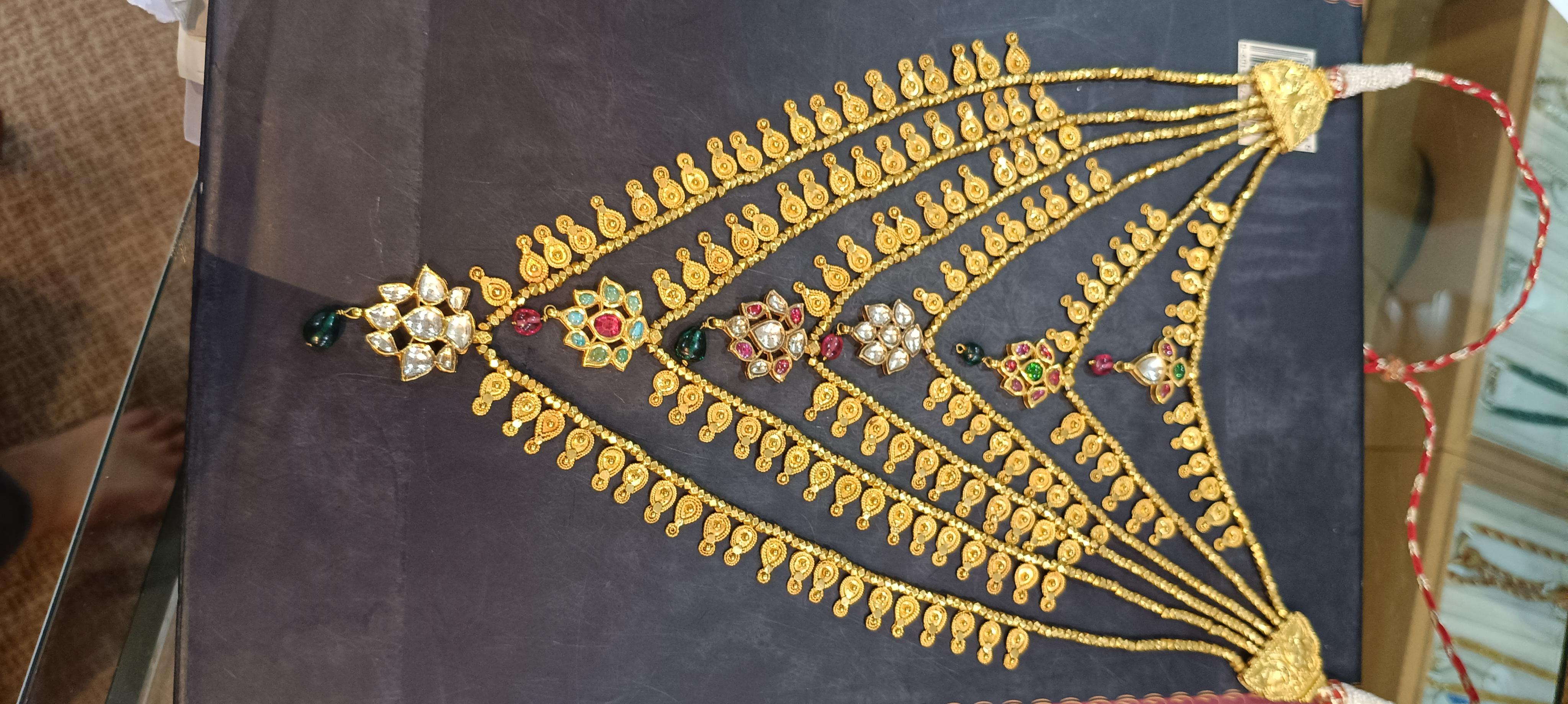 Collier ancien en or 421 carats, perles d'émeraude, de rubis et de basra, vieille de 50 à 100 ans en vente 4