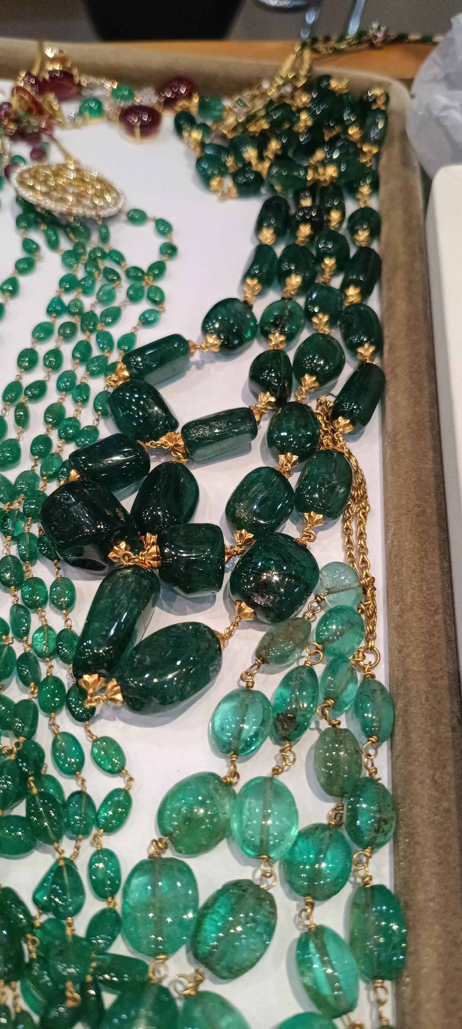 Collier ancien en or 421 carats, perles d'émeraude, de rubis et de basra, vieille de 50 à 100 ans en vente 3