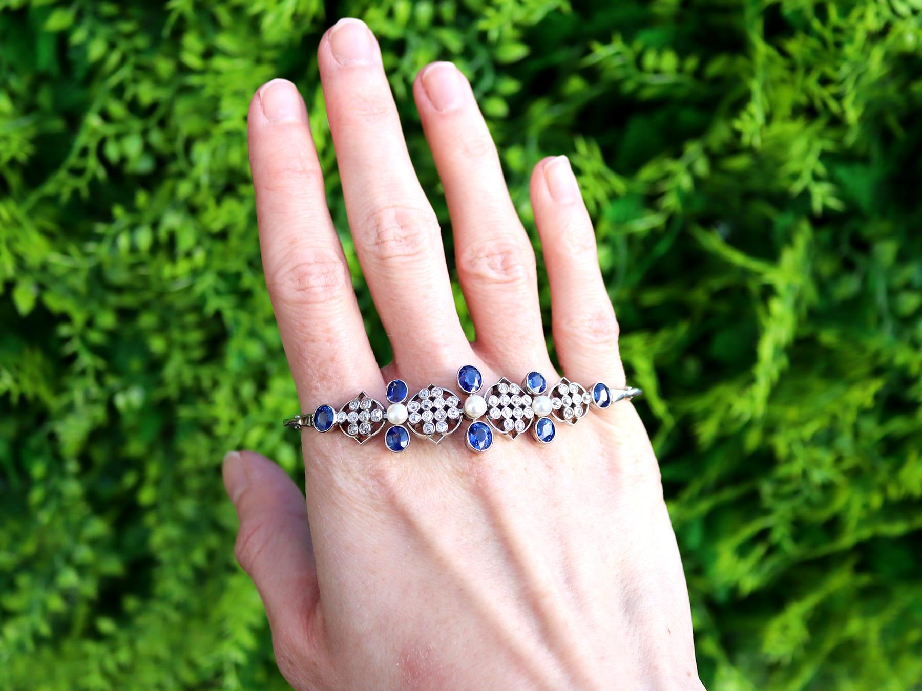 Un étonnant, fin et impressionnant bracelet ancien en saphir bleu de 4,23 carats, diamant de 1,51 carat, perle et platine ; faisant partie de nos diverses collections de bijoux anciens en saphir.

Ce magnifique bracelet ancien, fin et