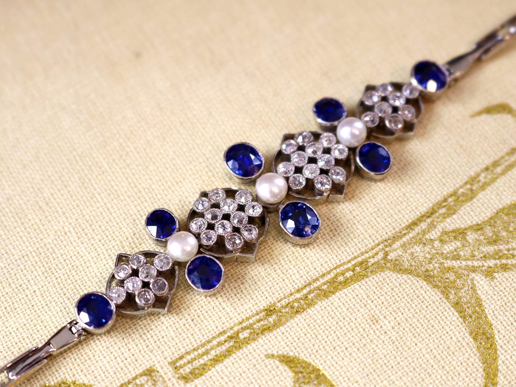 Taille ovale Bracelet en platine avec saphirs de 4,23 carats, diamants de 1,51 carat et perles, c. 1935 en vente