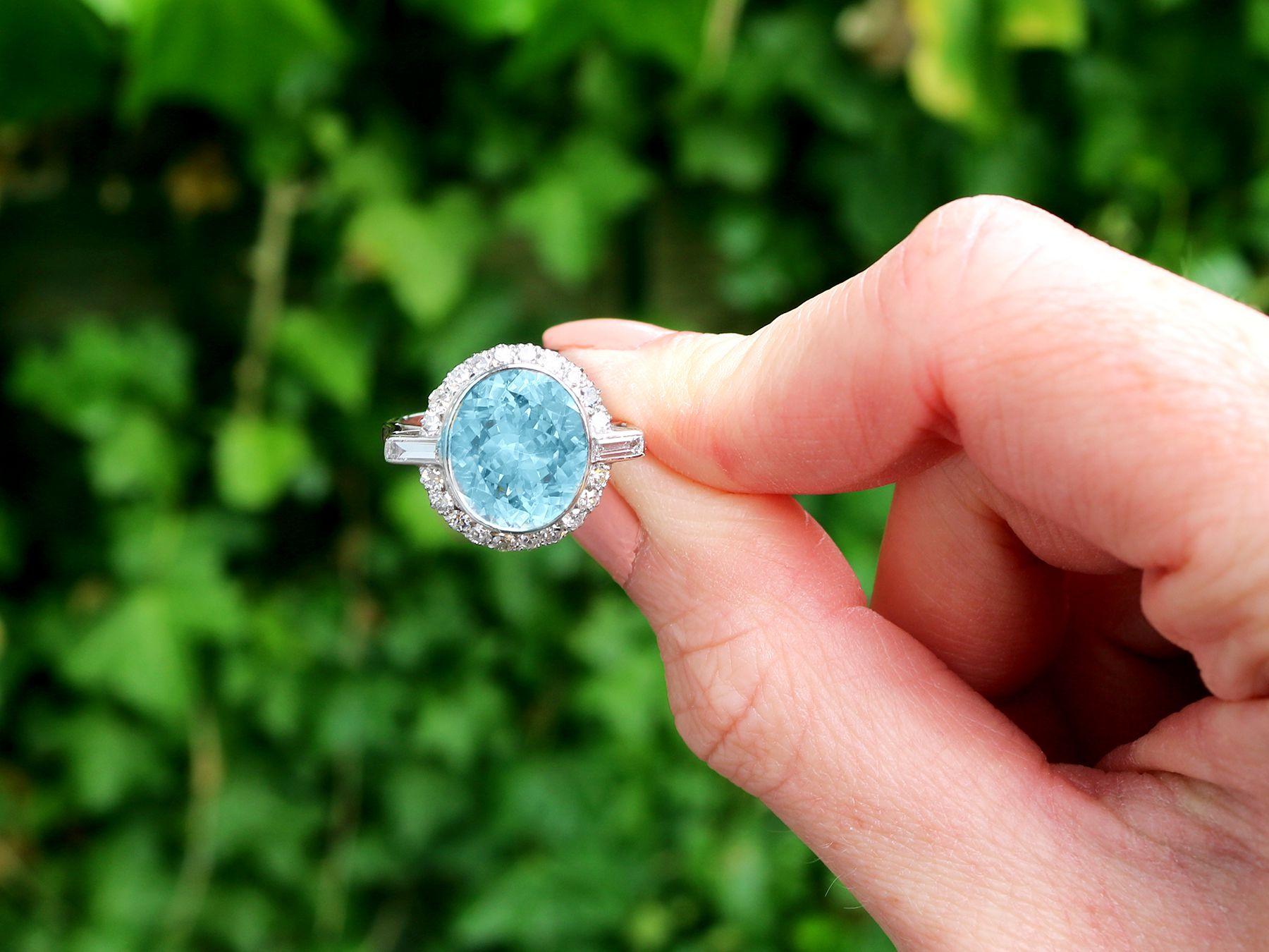 Ein atemberaubender, feiner und beeindruckender Ring aus Platin mit einem Aquamarin von 4,24 Karat und einem Diamanten von 0,68 Karat; Teil unserer vielfältigen Edelsteinschmuck- und Nachlassschmuck-Kollektionen.

Dieser atemberaubende, feine und