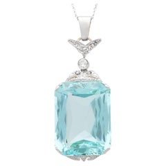 Pendentif ancien en or jaune 12 carats, aigue-marine 42,68 carats et diamant 0,16 carat, c. 1935