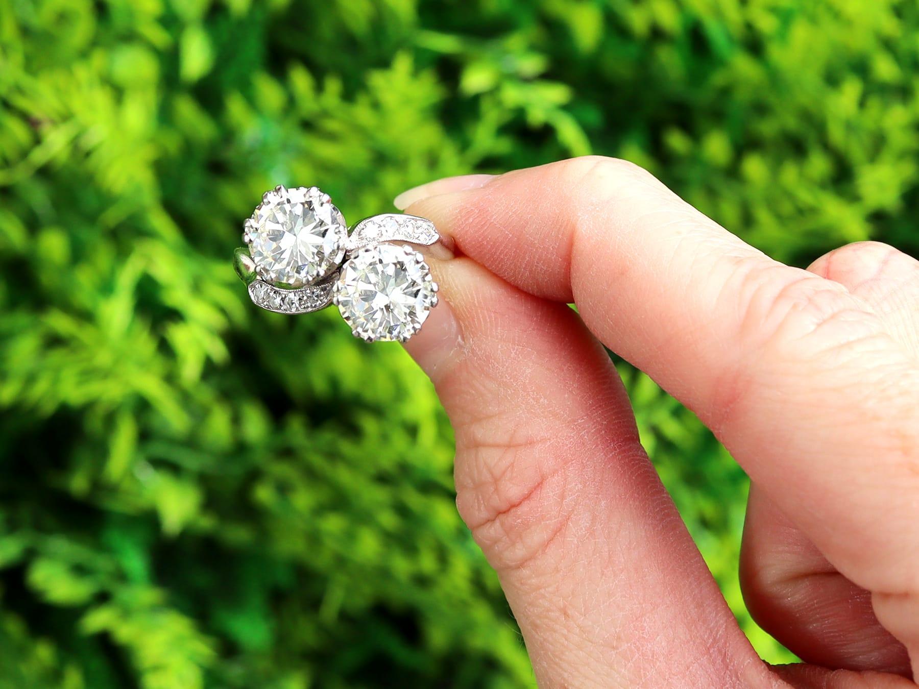 Uno splendido, raffinato e imponente anello antico degli anni '30 con diamante e platino in stile twist; fa parte della nostra variegata collezione di anelli di fidanzamento antichi.

Questo splendido, raffinato e imponente anello con diamante