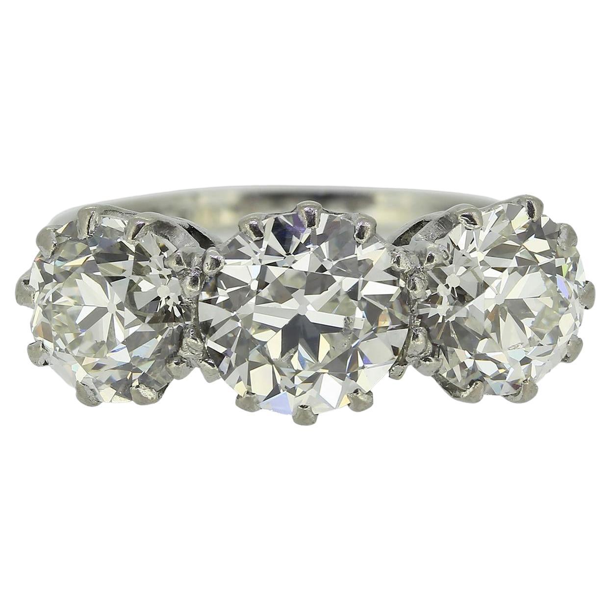 Antiker 4.30 Karat Diamantring mit drei Steinen im Altschliff im Angebot