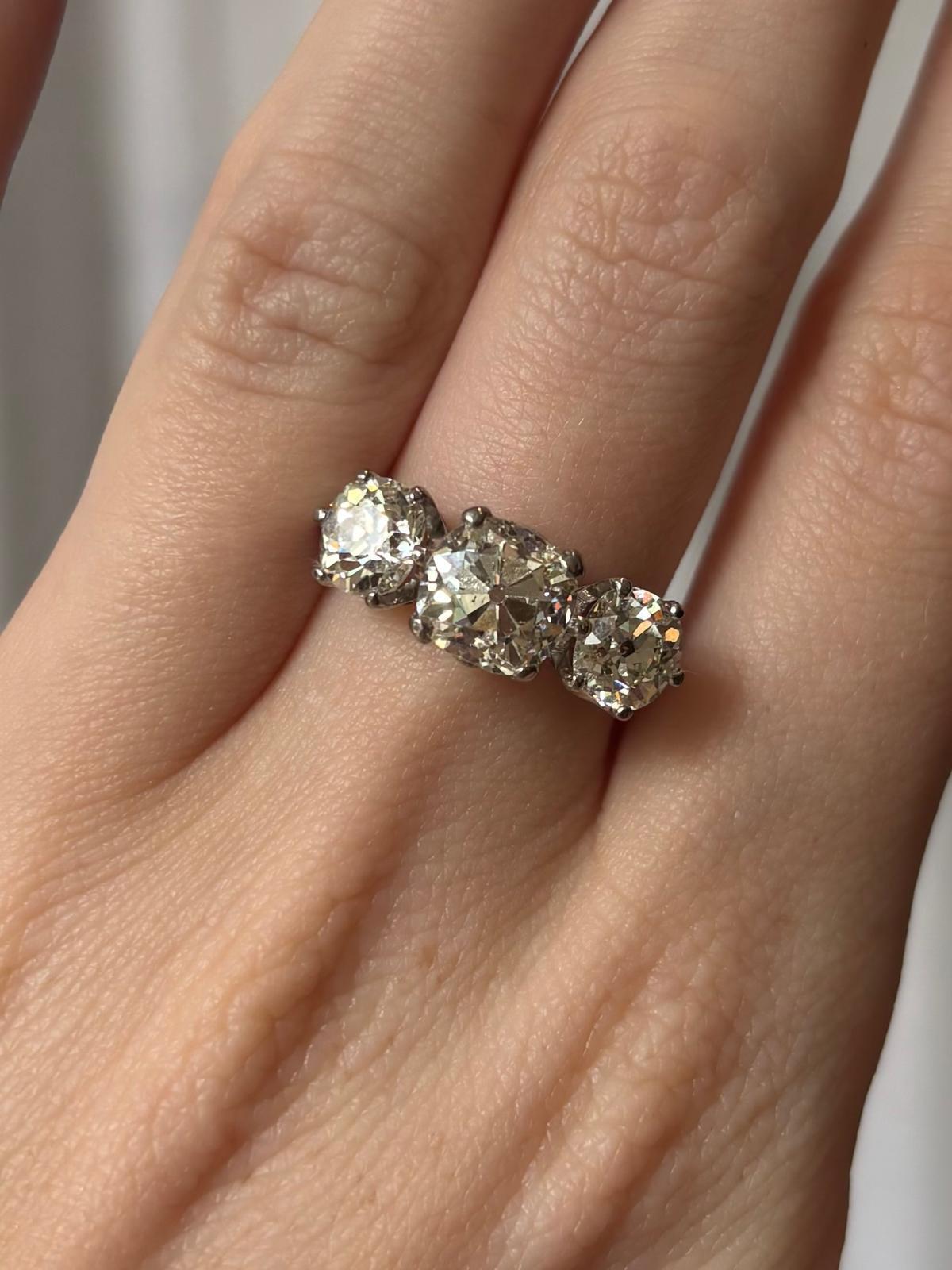 Tardo vittoriano Antique 4.33ct Old Mine Cut Diamond Three Stone Ring in 18k White Gold in vendita