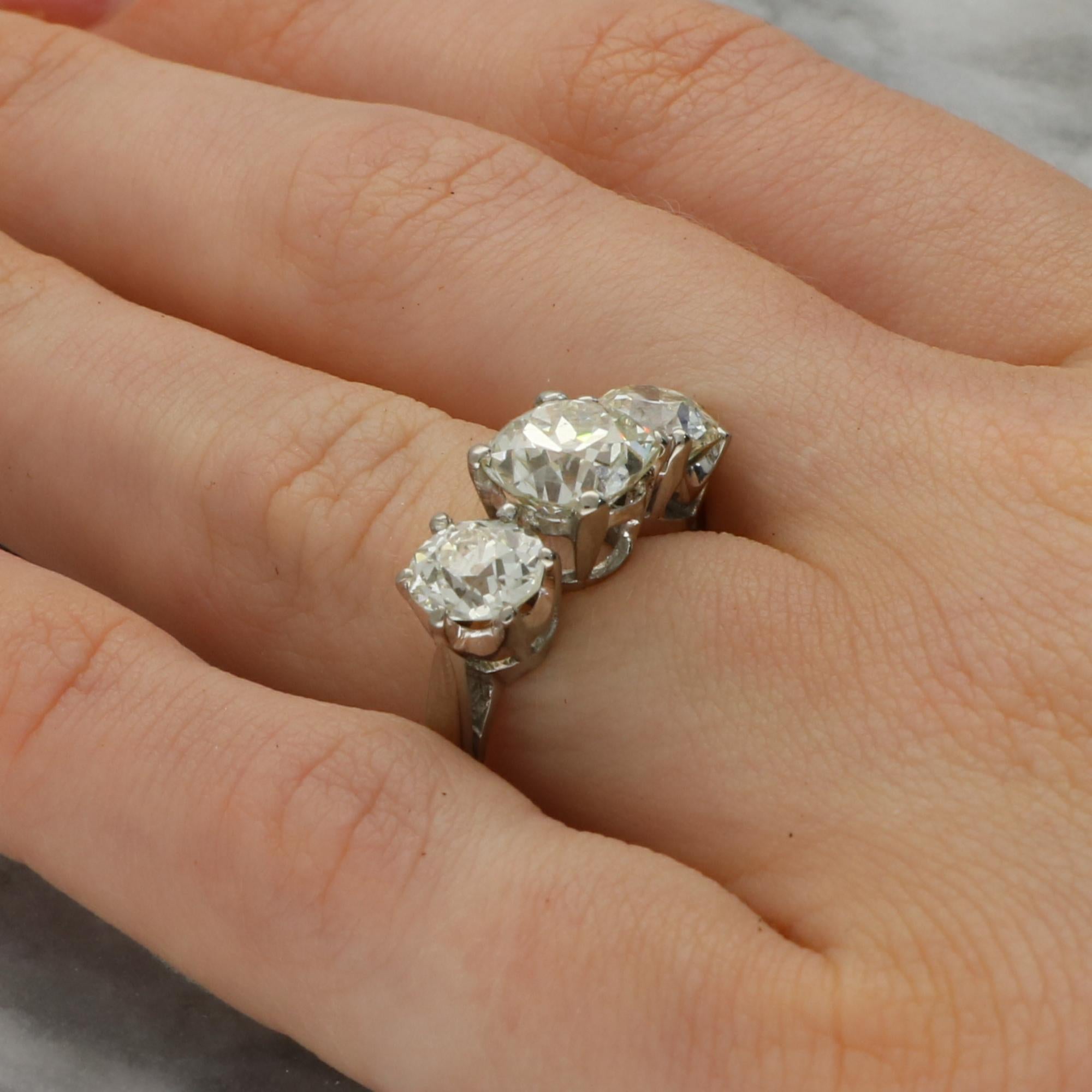 da uomo o donna Antique 4.33ct Old Mine Cut Diamond Three Stone Ring in 18k White Gold in vendita