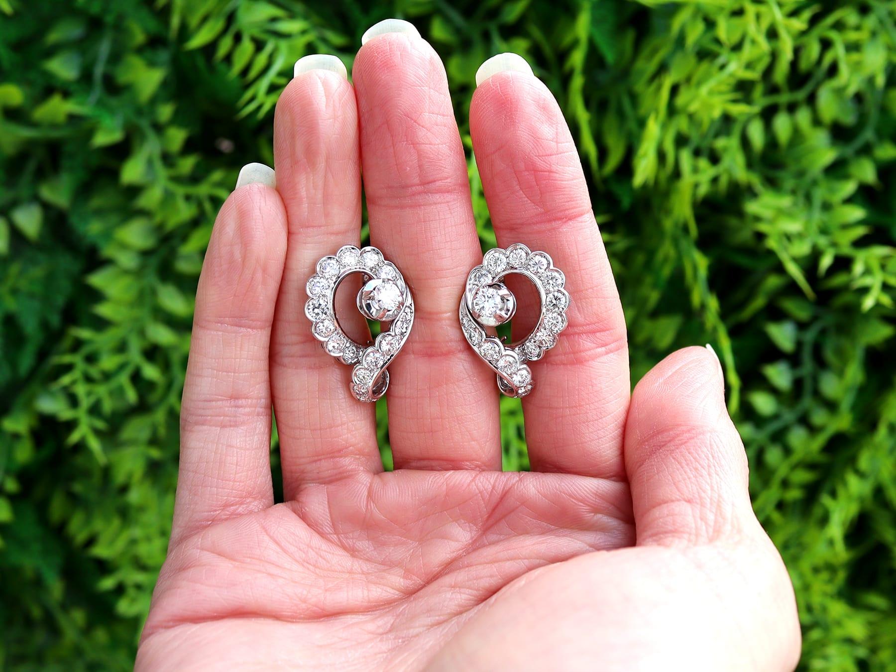 Une superbe paire de boucles d'oreilles en diamant et platine de 4,35 carats, faisant partie de nos collections de bijoux en diamant.

Ces magnifiques boucles d'oreilles antiques, fines et impressionnantes, ont été réalisées en platine avec des