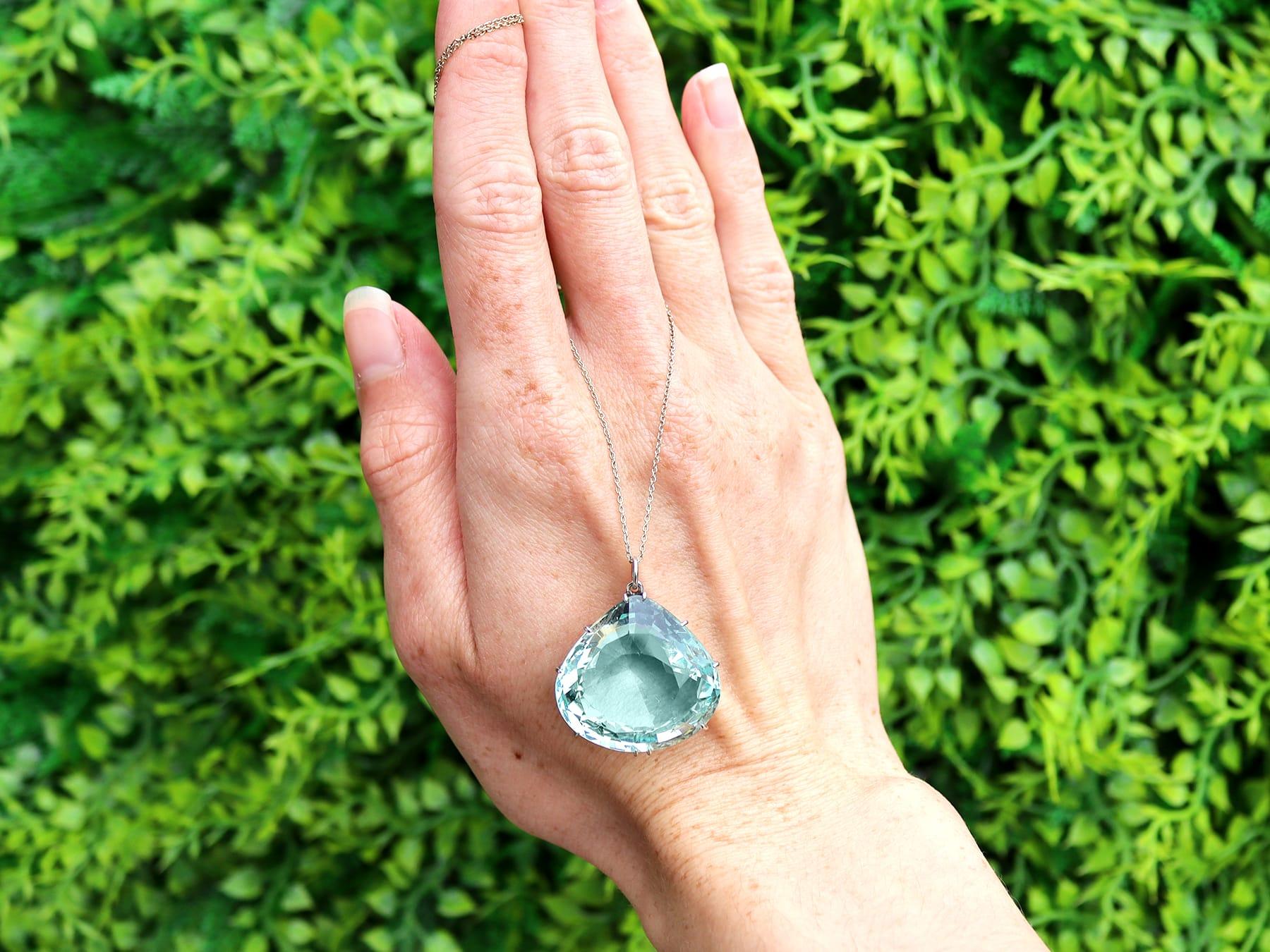 Un superbe, fin et impressionnant, grand pendentif antique en aigue-marine et platine de 43,78 carats ; faisant partie de notre collection variée de pendentifs antiques. 

Ce superbe, fin et impressionnant collier pendentif en aigue-marine ancienne