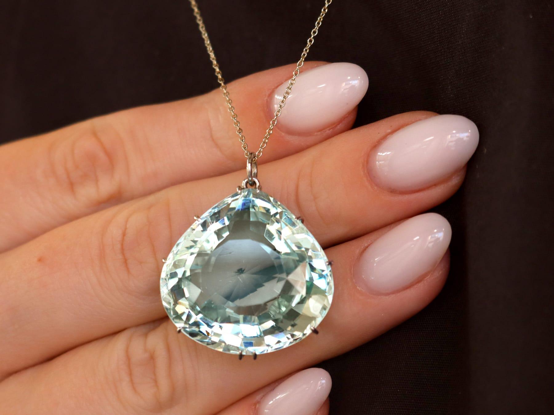 Taille poire Pendentif ancien en aigue-marine et platine de 43,78 carats - Circa 1935 en vente